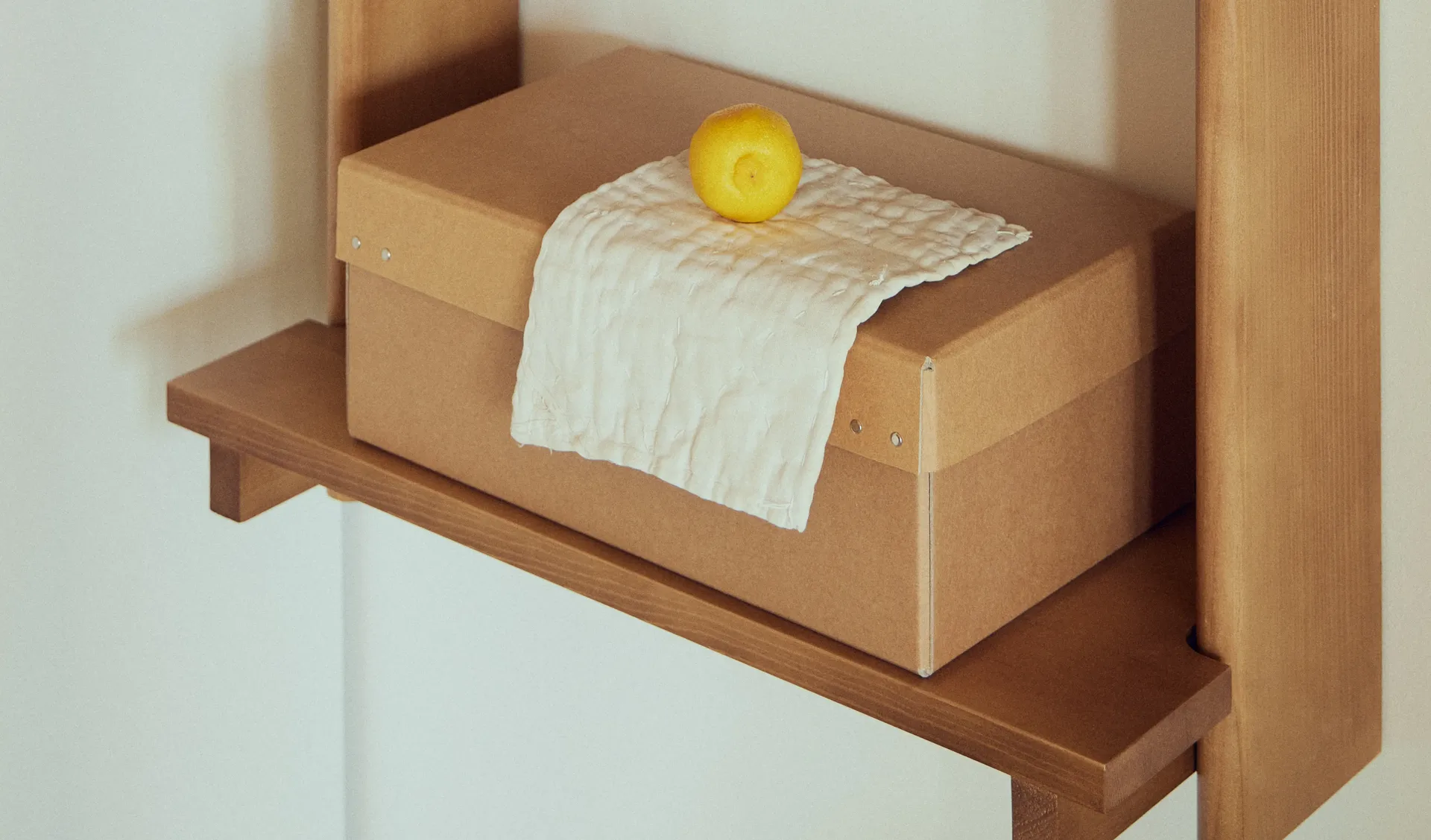 Beam Shelf wandplank, Diepbruin dennenhout, 60x90,5x25 cm Form & Refine