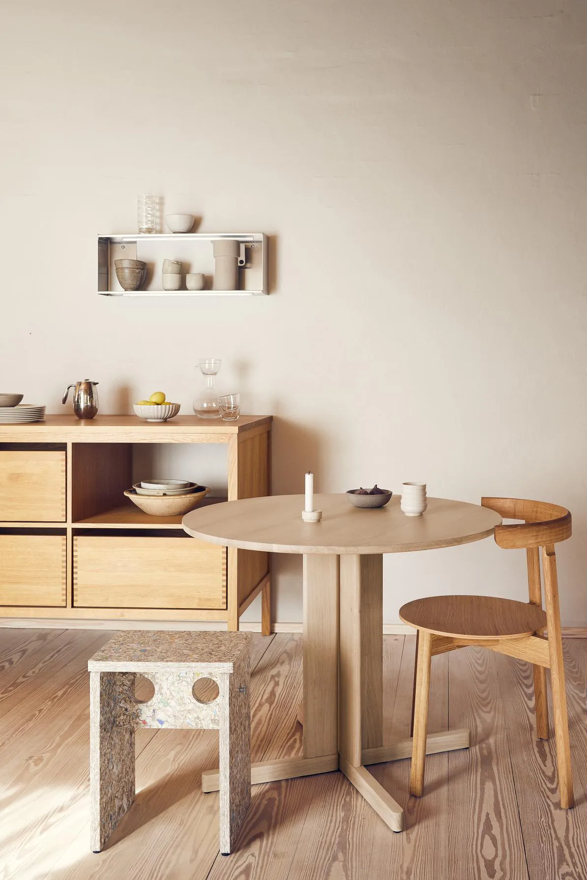 Trefoil eettafel Ø75 cm, Wit eiken Form & Refine