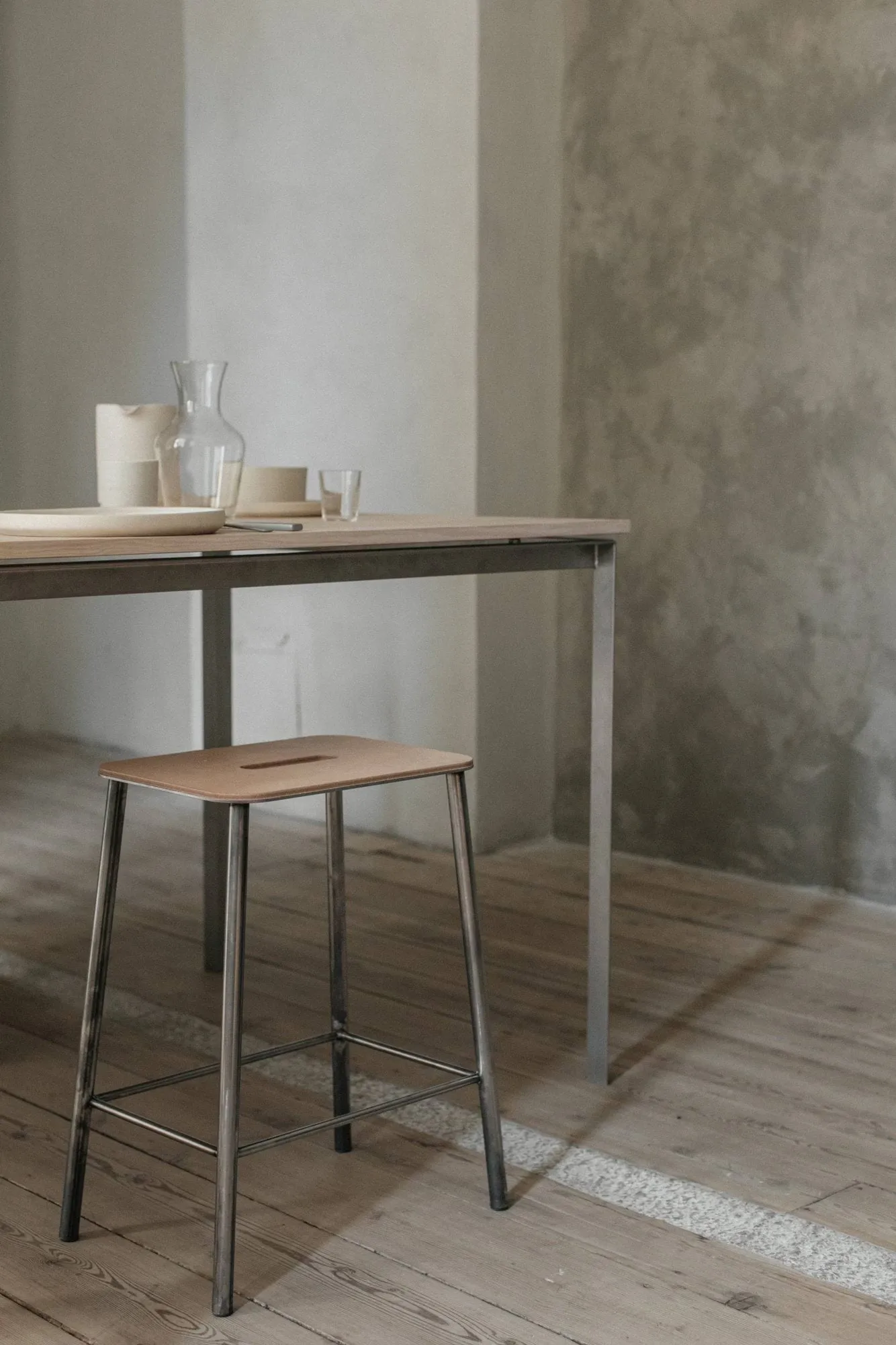 Adam kruk, Raw steel-natural leather, H:50 cm FRAMA