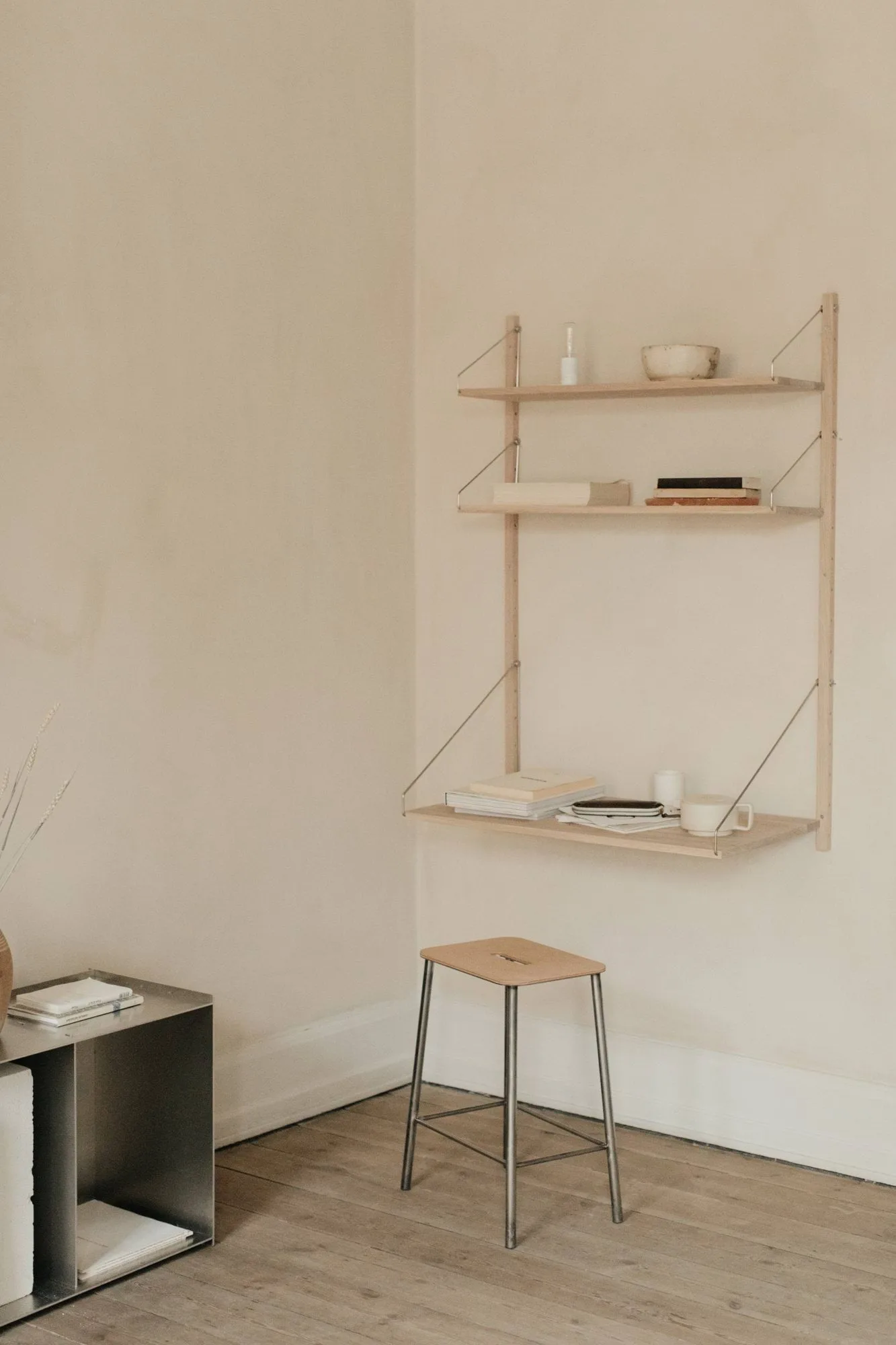 Adam kruk, Raw steel-natural leather, H:50 cm FRAMA