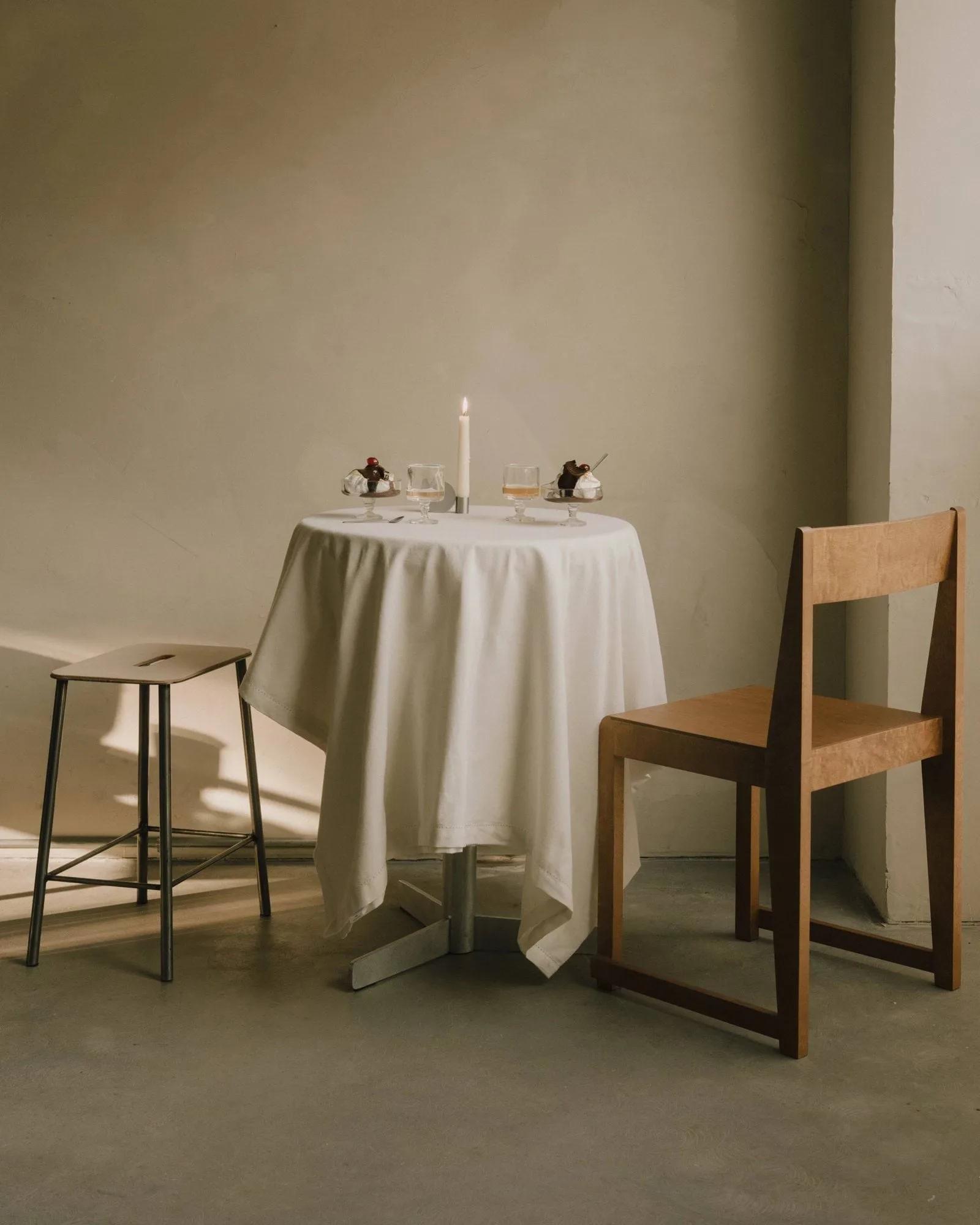 Adam kruk, Raw steel-natural leather, H:65 cm FRAMA
