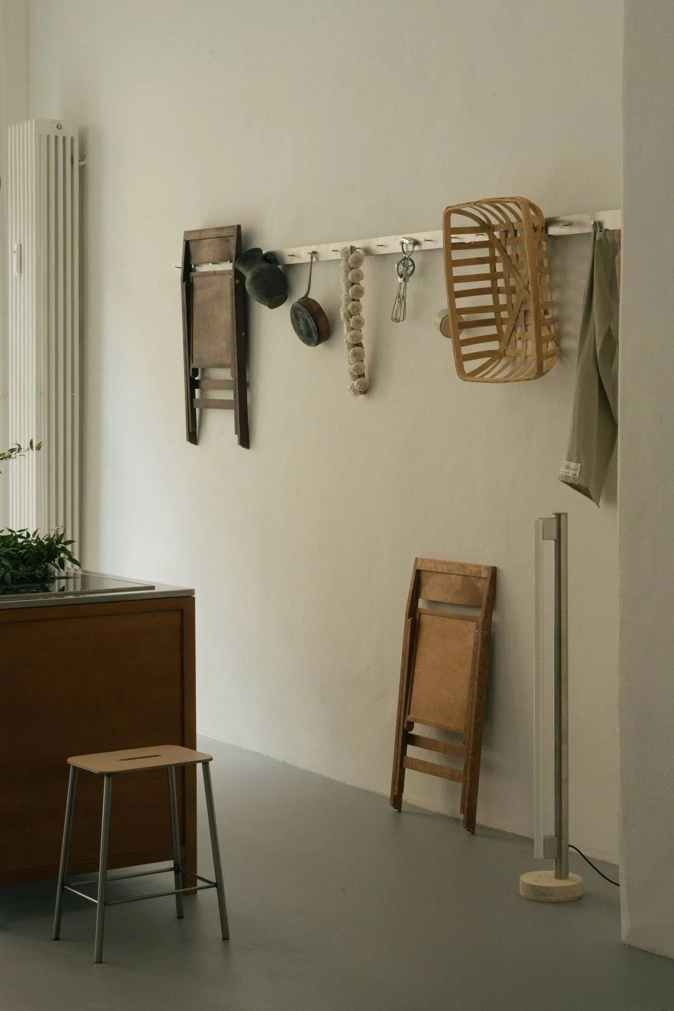 Adam kruk, Raw steel-natural leather, H:65 cm FRAMA