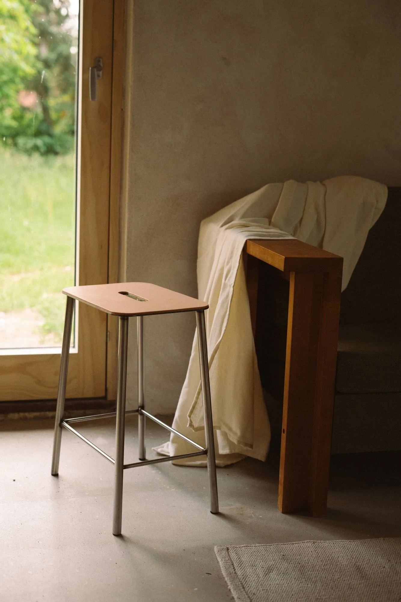 Adam kruk, Raw steel-natural leather, H:65 cm FRAMA