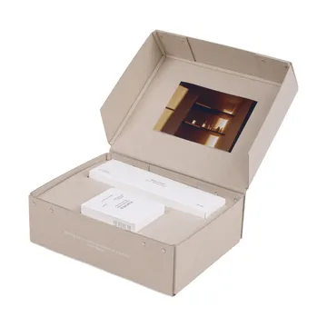 FRAMA geschenkset geurkaars + kaarsendover - Komorebi - FRAMA