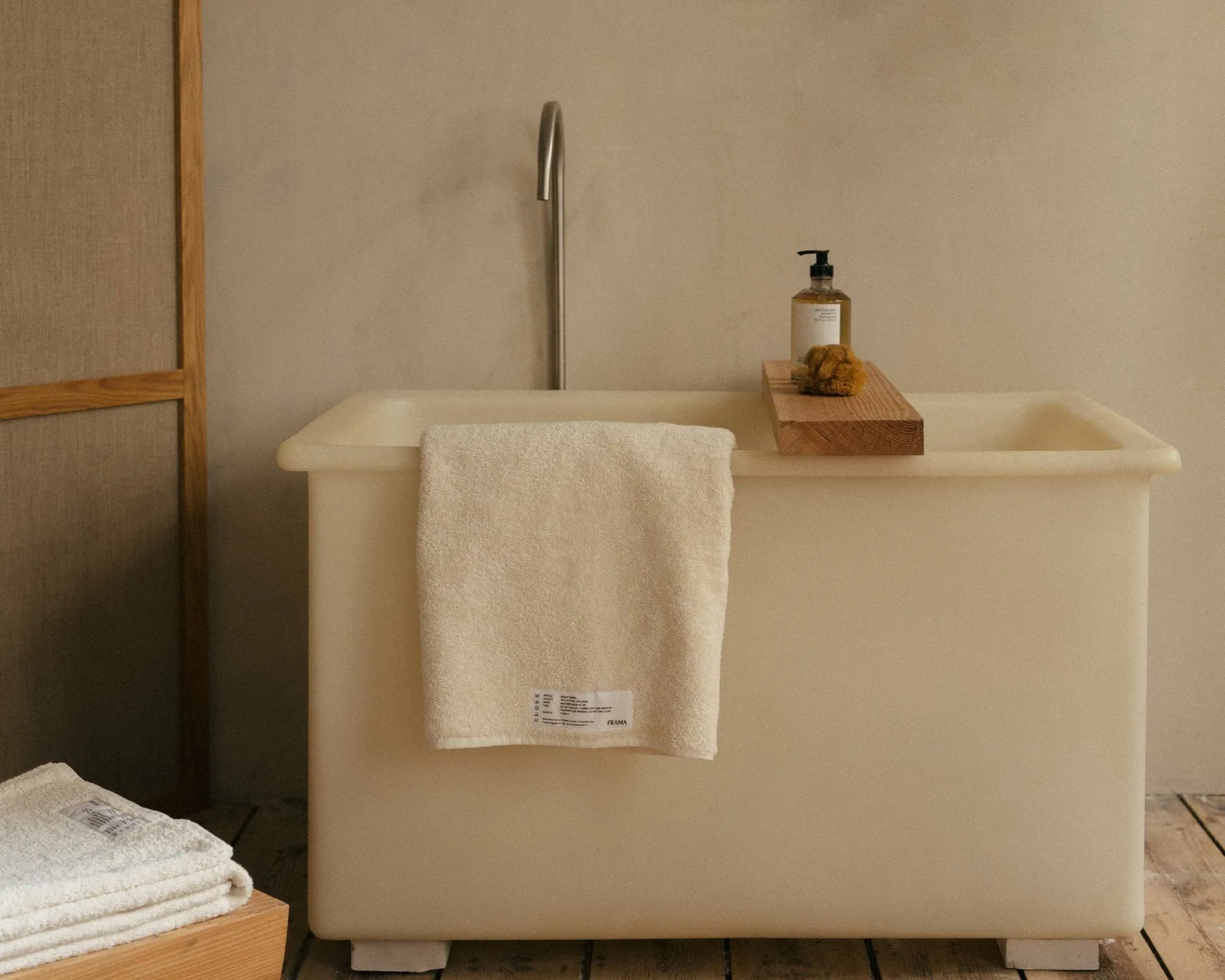 Heavy Towel badlaken 150x100 cm, Bone white (wit) FRAMA