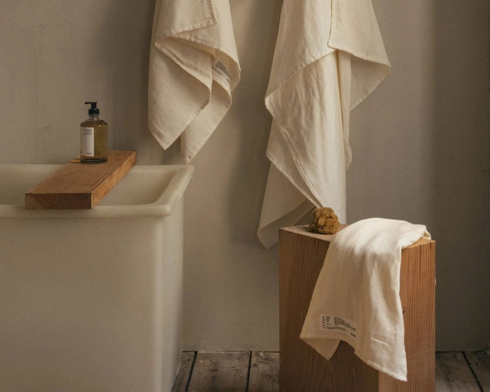 Light Towel badlaken 150x100 cm, Bone white (wit) FRAMA