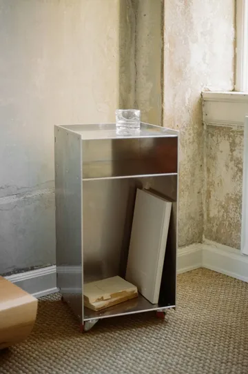 Rivet Cart bijzettafel met wielen - Aluminium, 32,8x33,8x65 cm - FRAMA