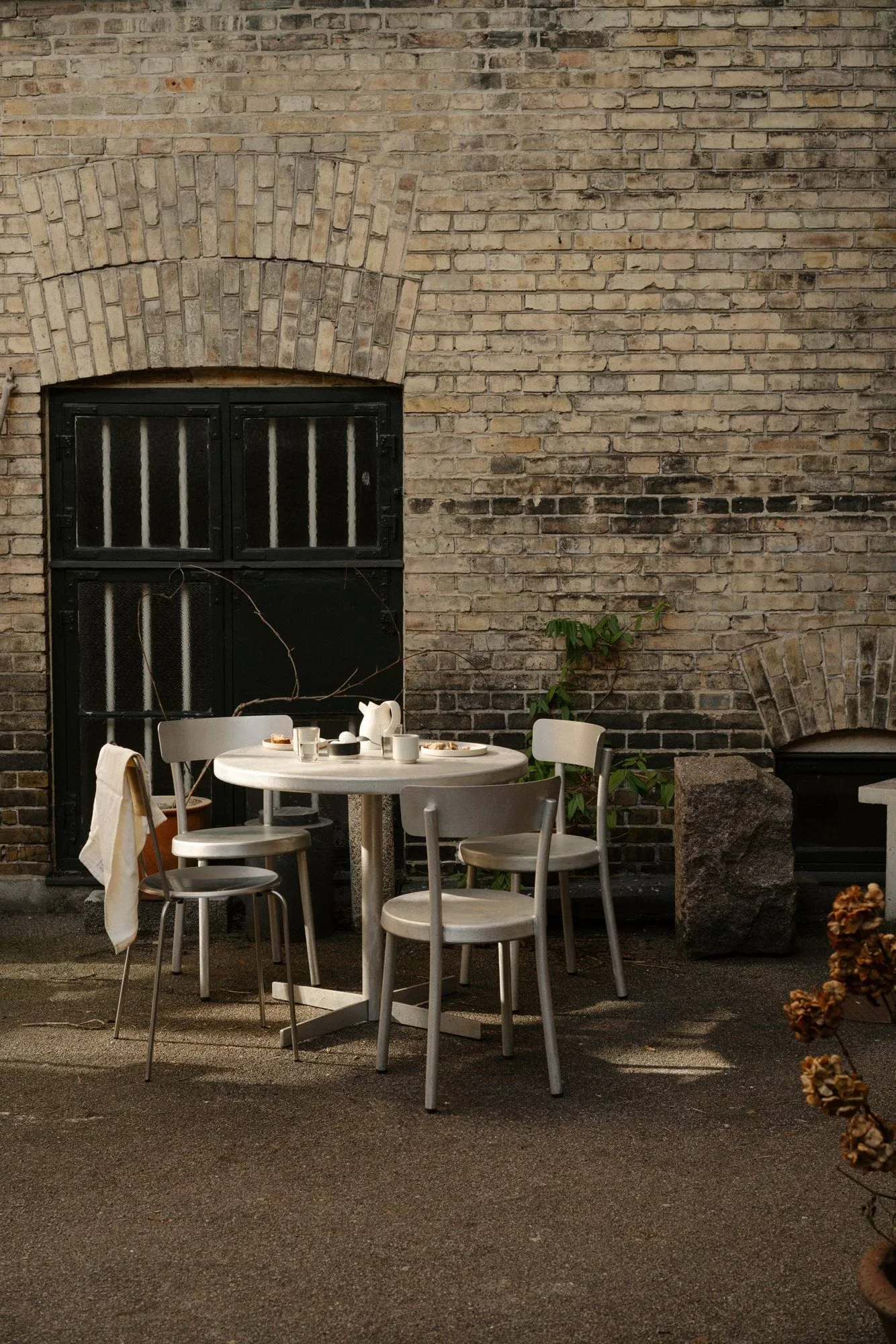 Tasca Table eettafel, Aluminium, large, Ø87,5x75,5 cm FRAMA
