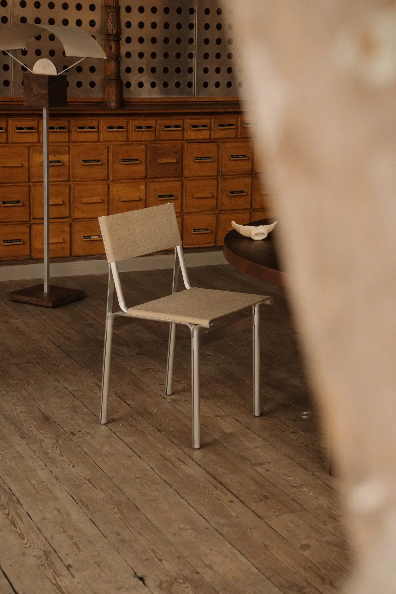 Union stoel, Aluminium-Sandstone Linen FRAMA