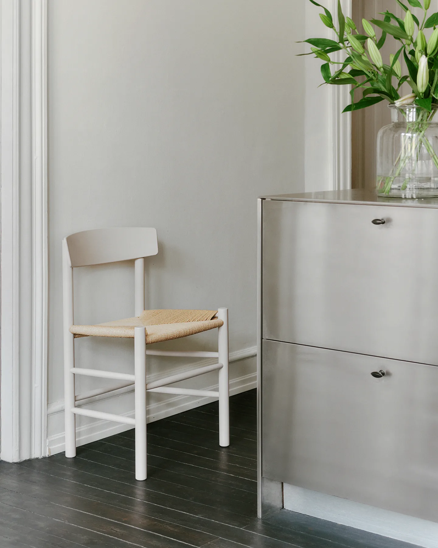 J39 stoel, Pebble grey – gevlochten natuur Fredericia Furniture