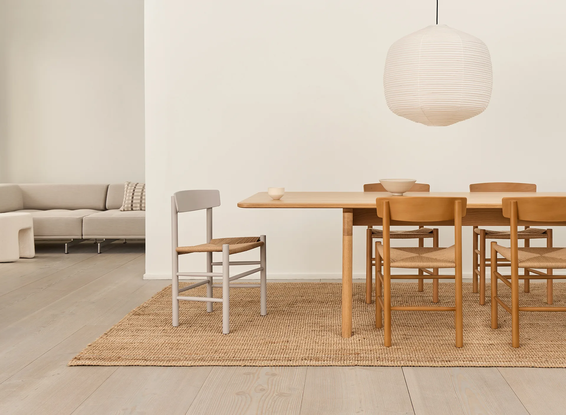 J39 stoel, Pebble grey – gevlochten natuur Fredericia Furniture
