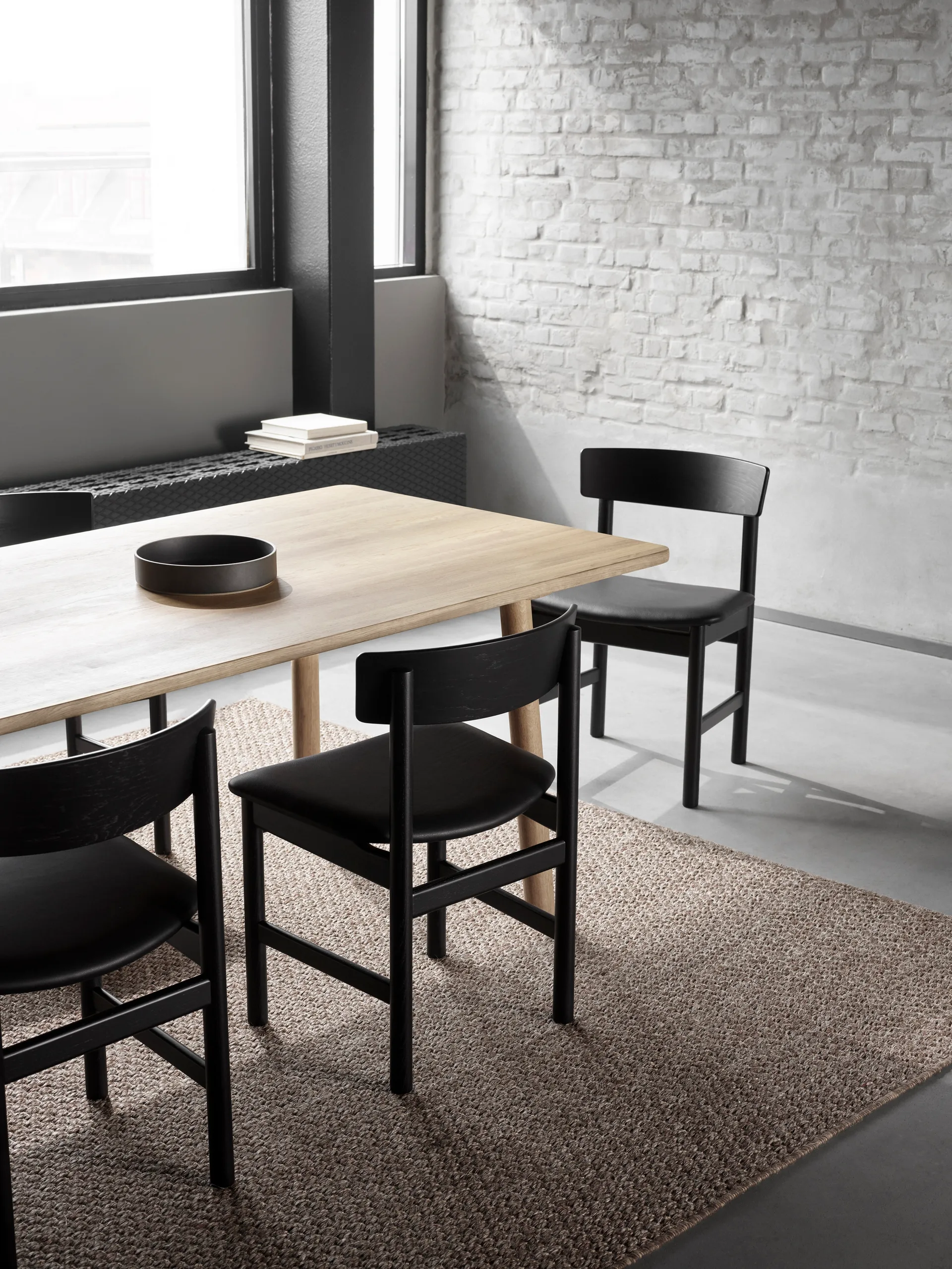 J39 stoel, Zwartgelakt beuken – leer Omni 301 zwart Fredericia Furniture