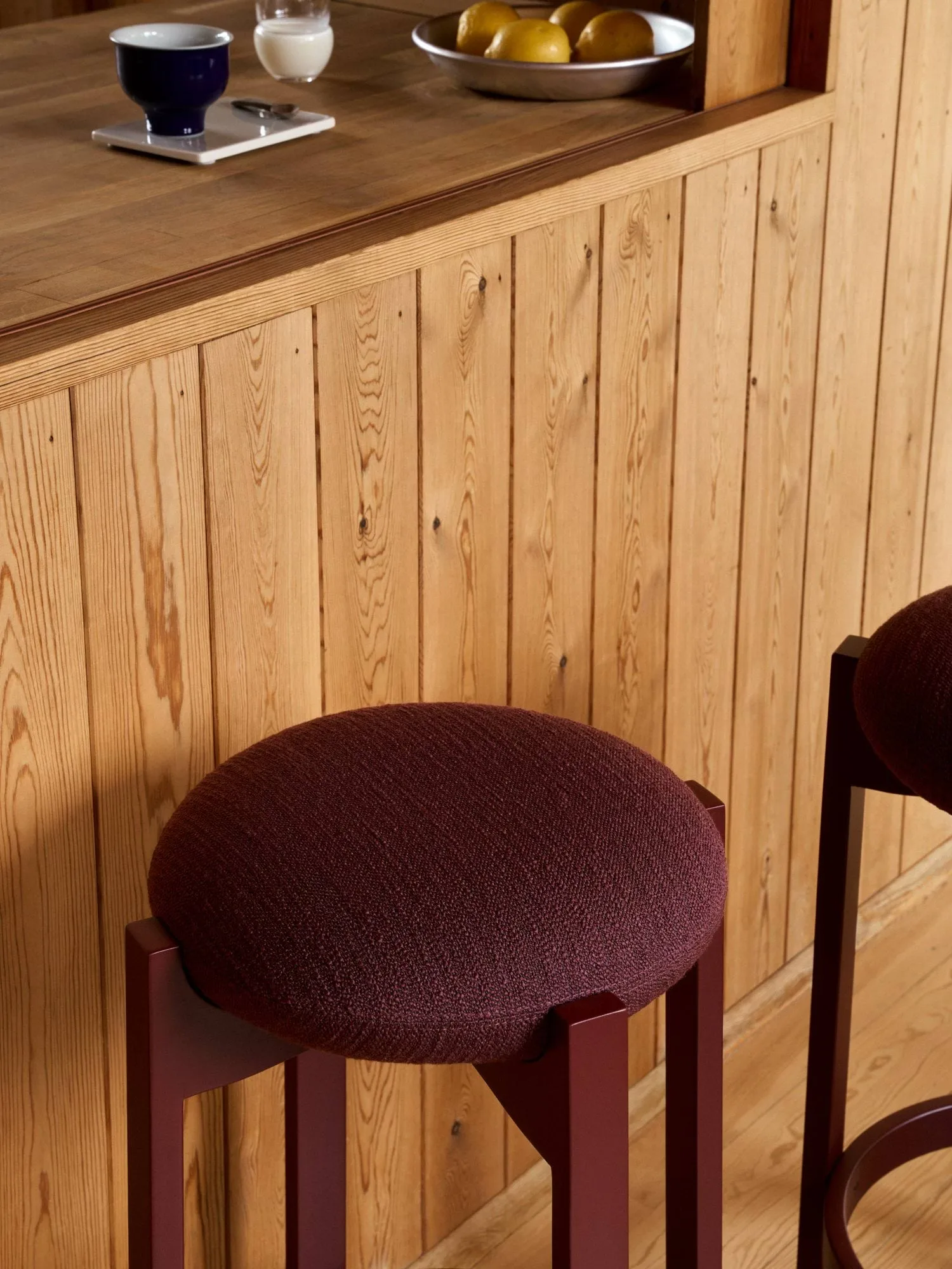 Pioneer krukstoel hoog, Odino RC43 bordeaux-bordeaux beuken Fredericia Furniture