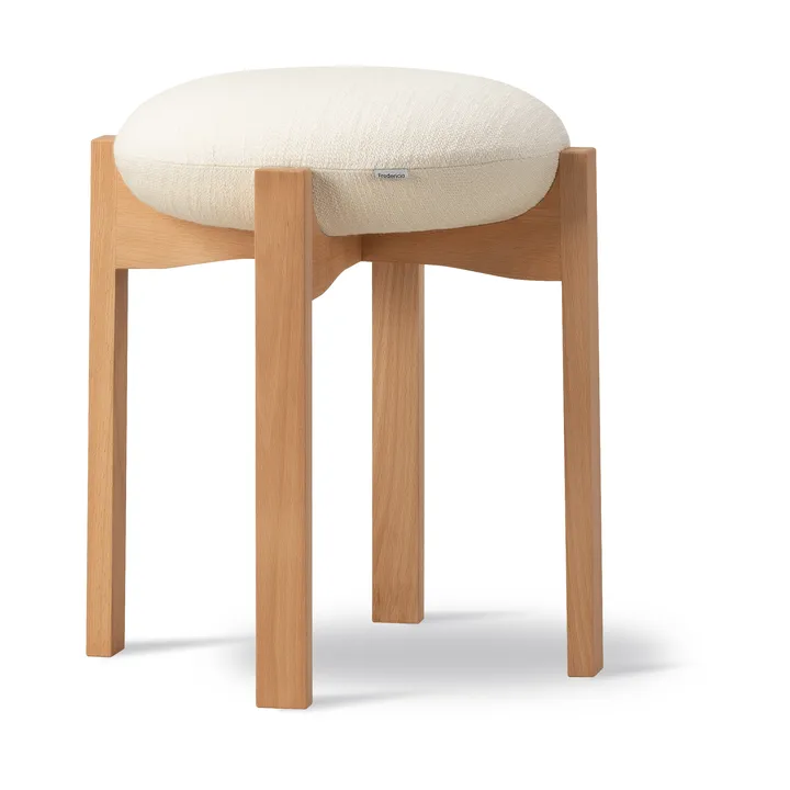 Pioneer poef laag - Odino NE22 off white-geoliede beuk - Fredericia Furniture