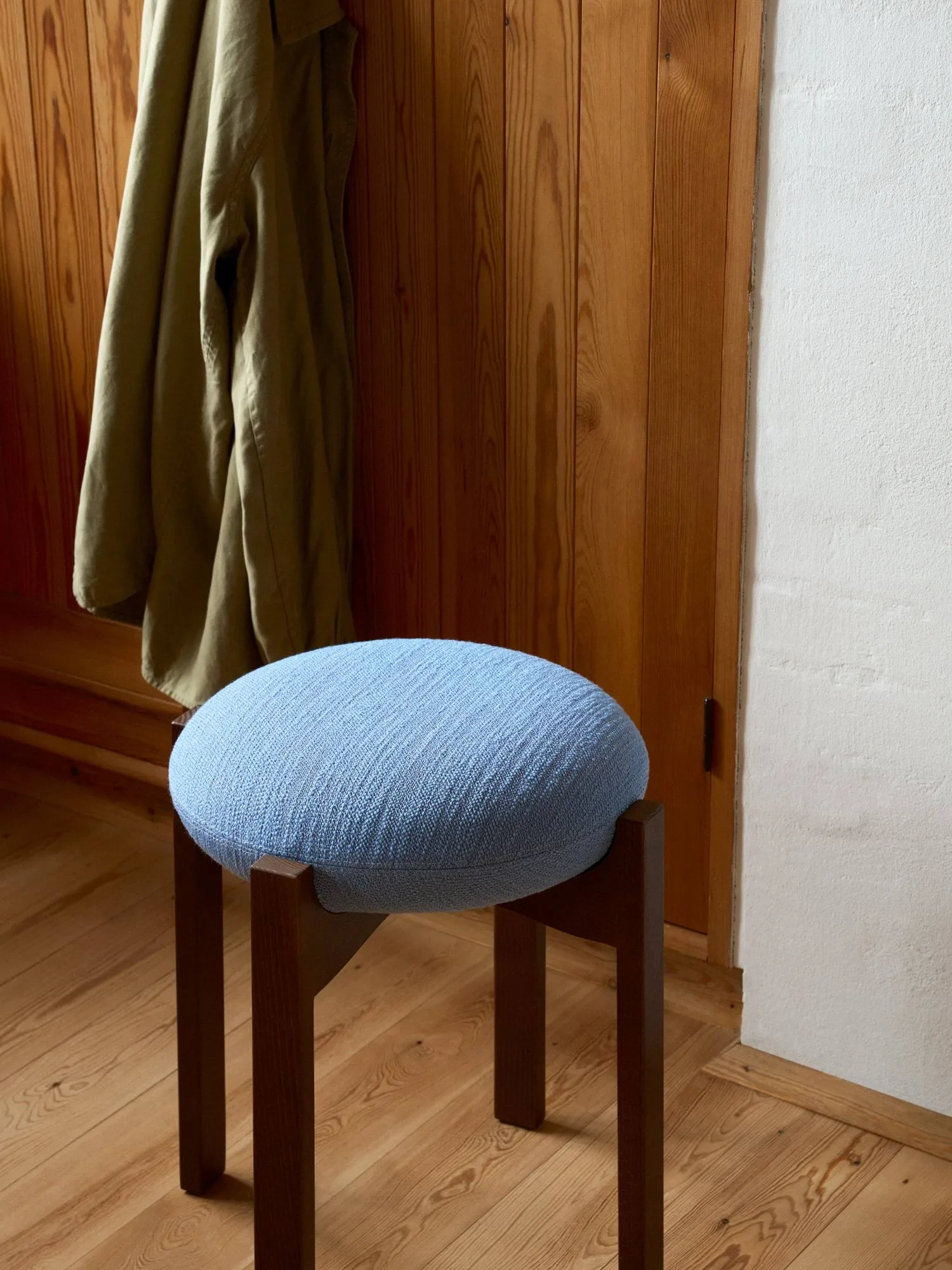 Pioneer poef laag, Odino PV82 light blue-gelakt eiken Fredericia Furniture