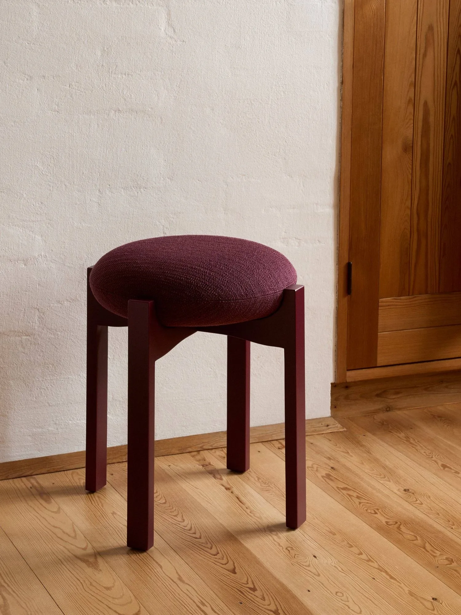 Pioneer poef laag, Odino RC43 bordeaux-bordeaux beuken Fredericia Furniture
