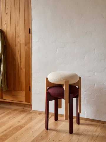 Pioneer poef laag - Odino RC43 bordeaux-bordeaux beuken - Fredericia Furniture