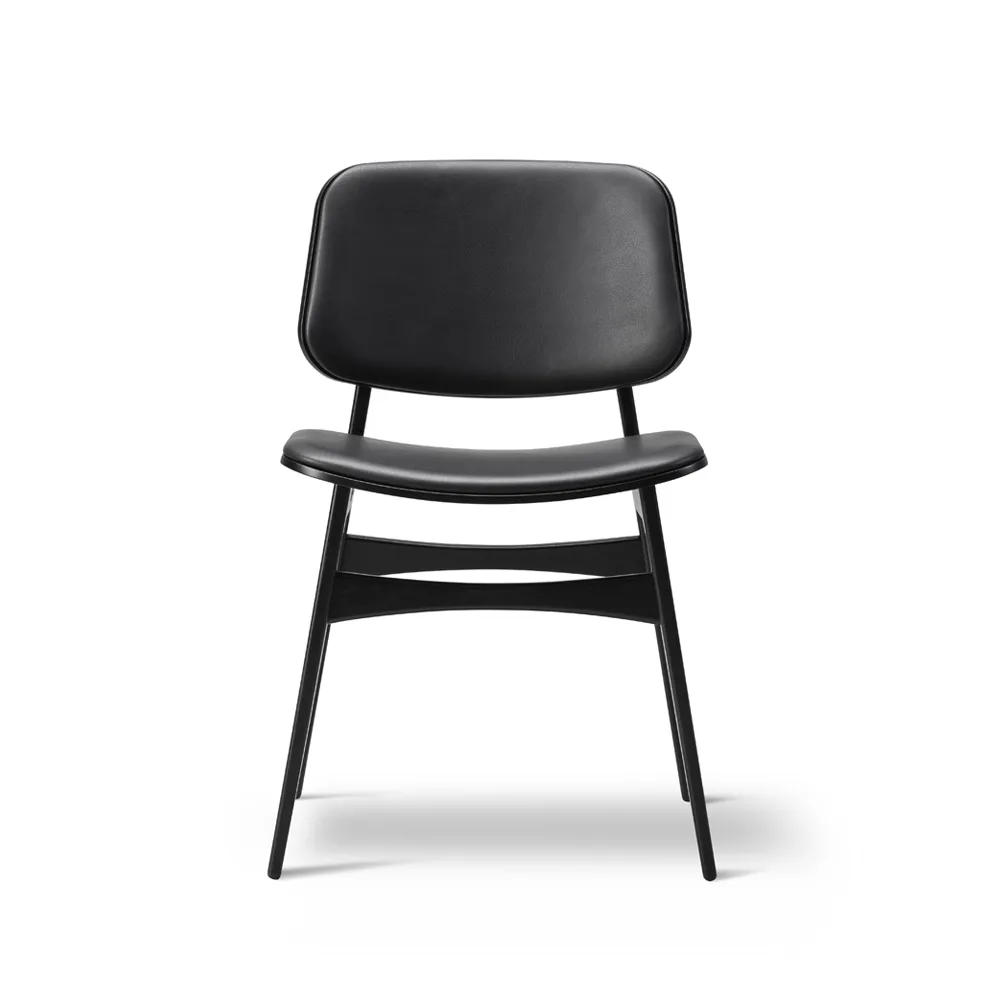 Søborg 3052 houten onderstel stoel volledig gestoffeerd, Leer Omni 301 zwart – zwartgelakte eiken poten Fredericia Furniture