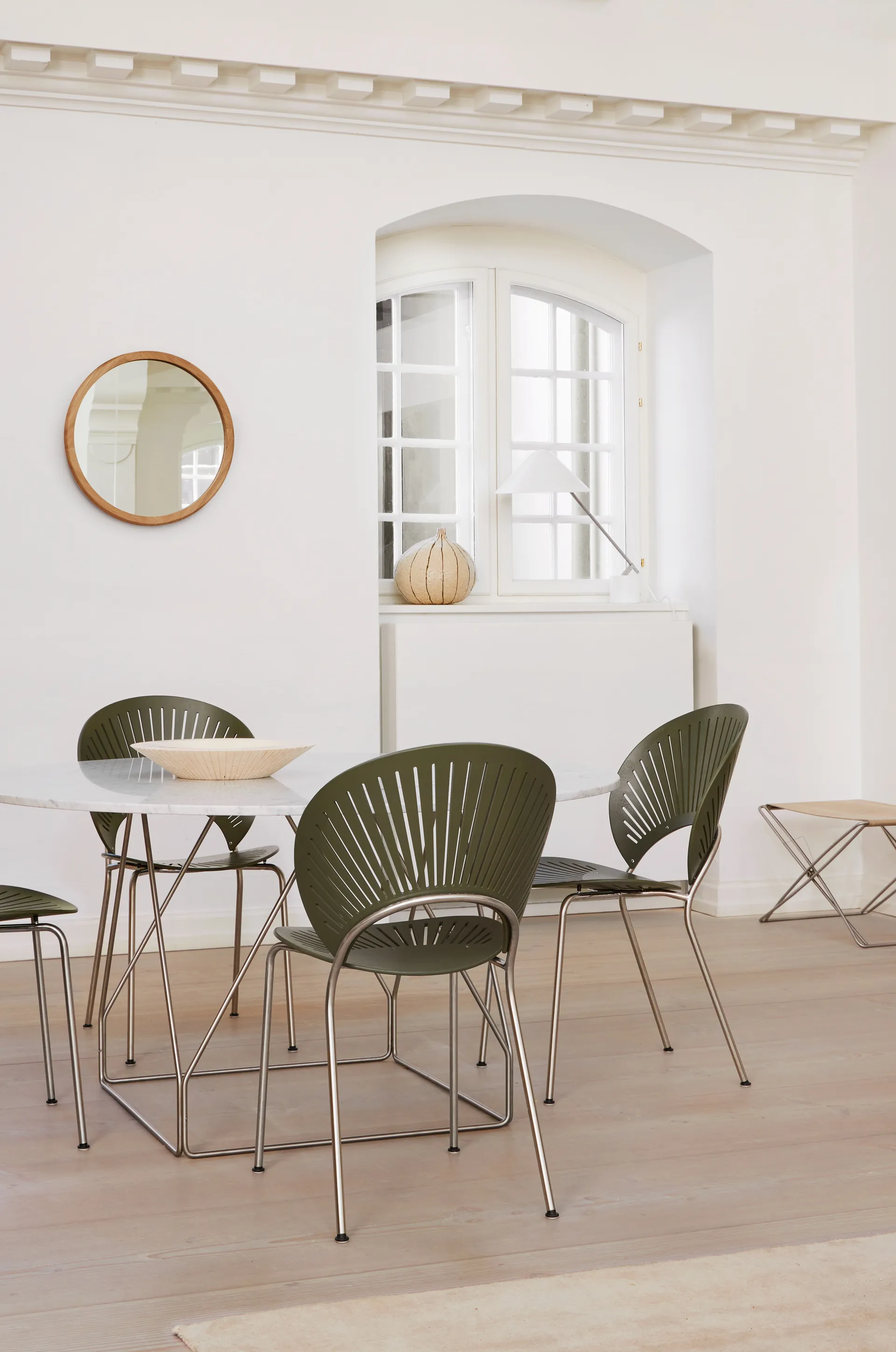 Trinidad 3398 stoel, Khaki green – chroom Fredericia Furniture
