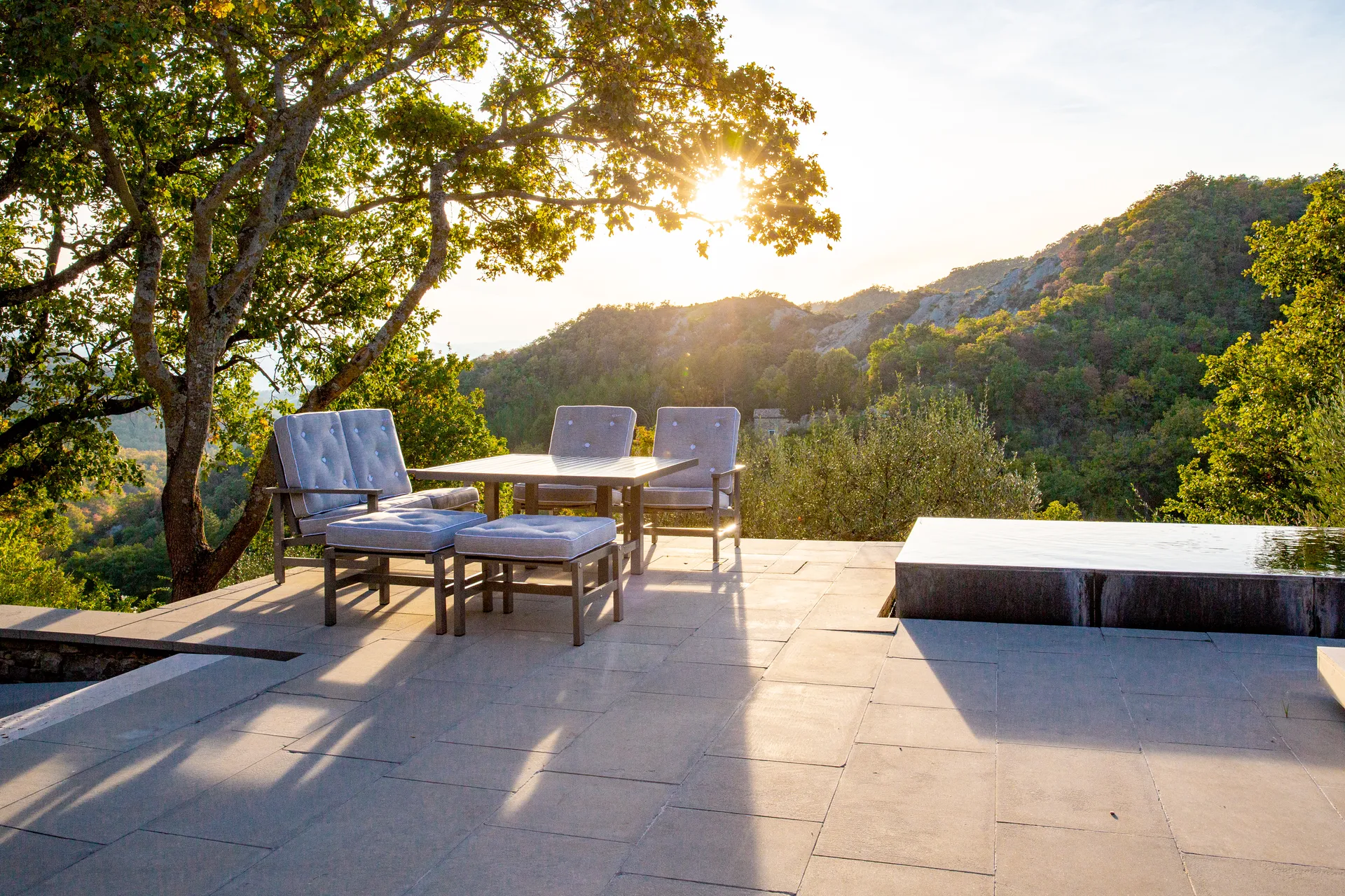 65 tafel, Grijs, 124x133x66 cm Fri Form