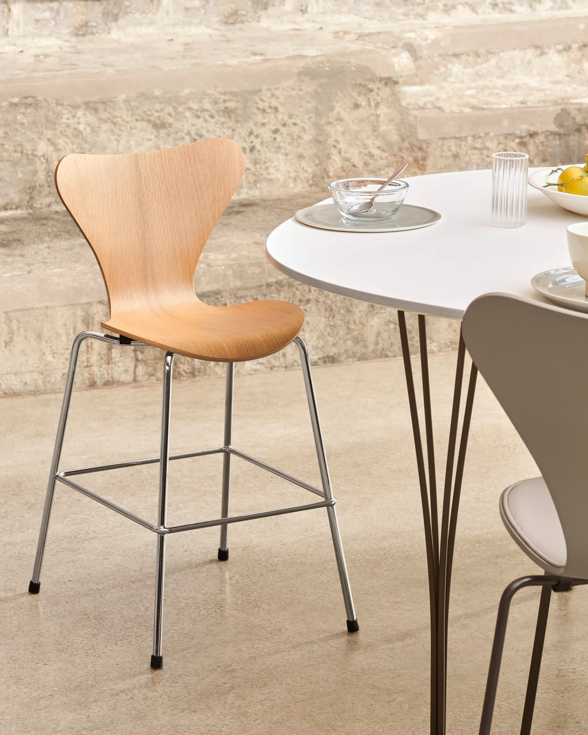 3177 Series 7 Junior kruk chroom, Lacquered oak veneer Fritz Hansen