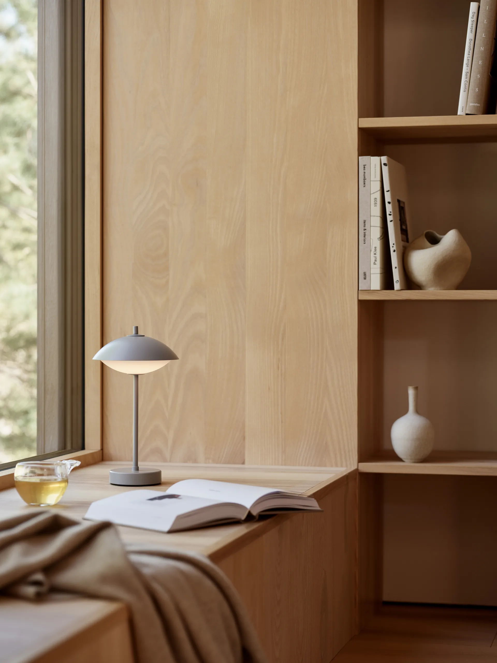 Clam draagbare tafellamp 31 cm, Nine grey Fritz Hansen
