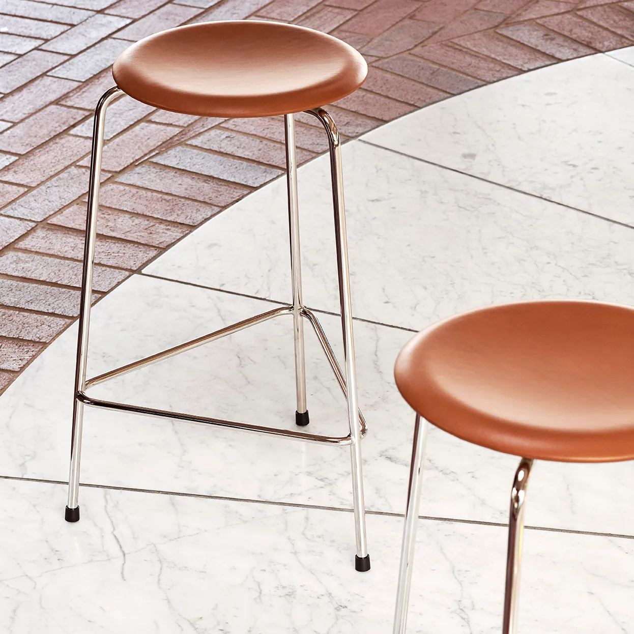 Dot hoge leren kruk, Wild leather walnut Fritz Hansen