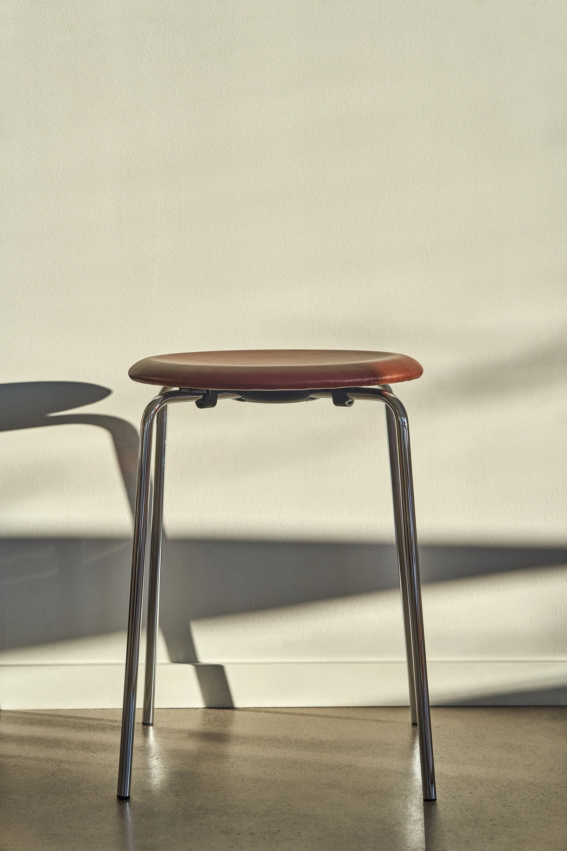 Dot leren kruk, Chestnut Fritz Hansen