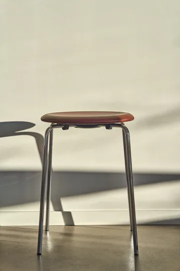 Dot leren kruk - Chestnut - Fritz Hansen