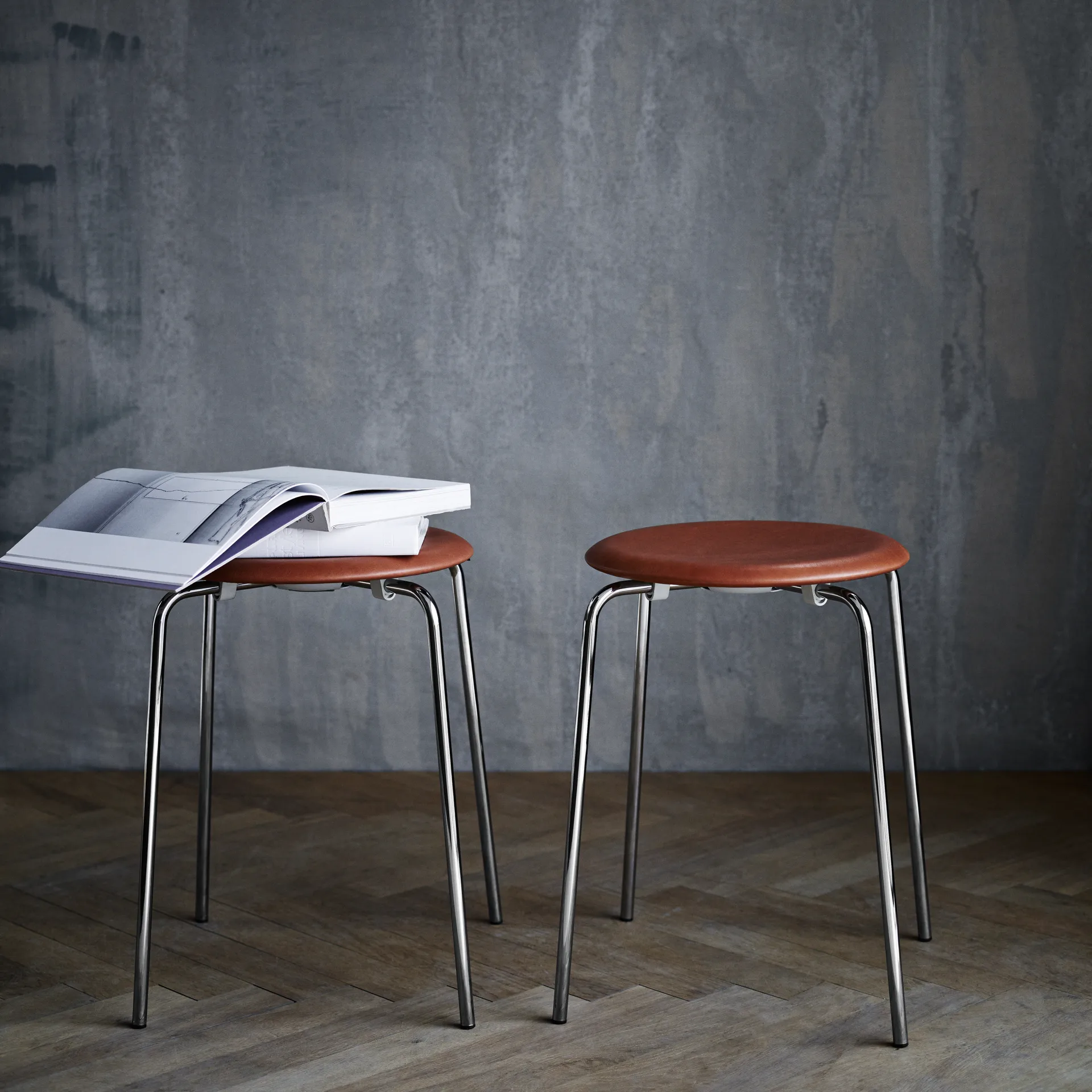 Dot leren kruk, Wild leather walnut Fritz Hansen