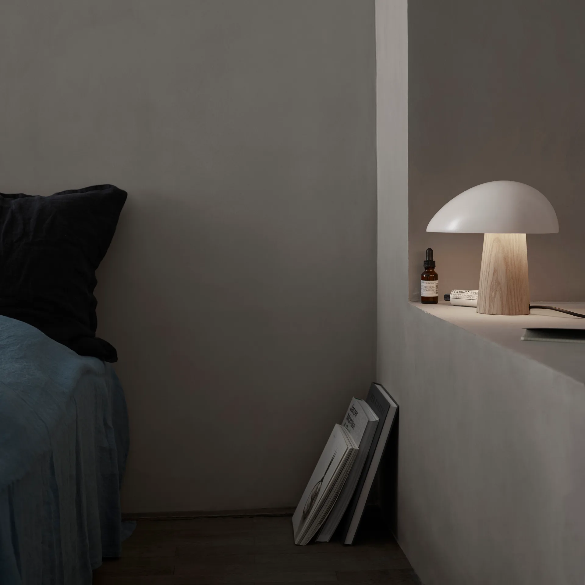 Night Owl tafellamp es, Rookwit Fritz Hansen