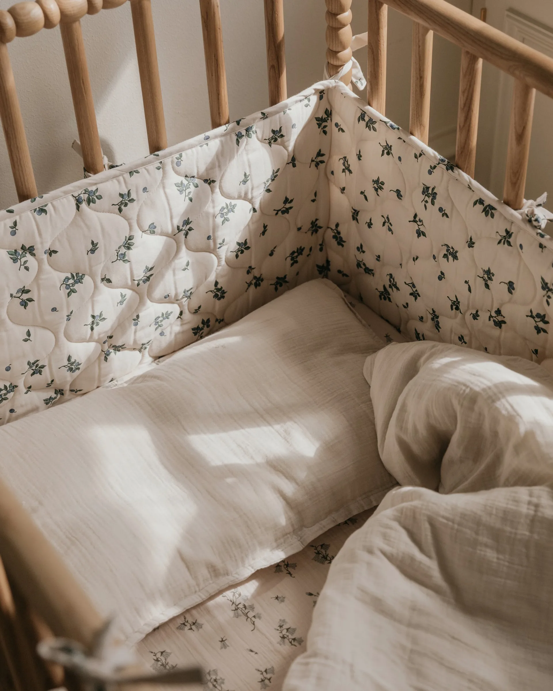 Blueberry satijnen gewatteerde ledikantbeschermer, 30x360 cm Garbo&Friends