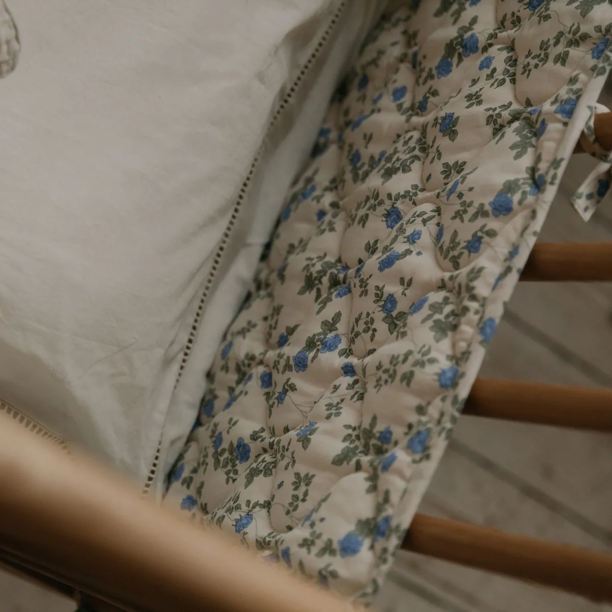 Fijn satijnen gewatteerd wiegdektje, 30x360 cm Garbo&Friends