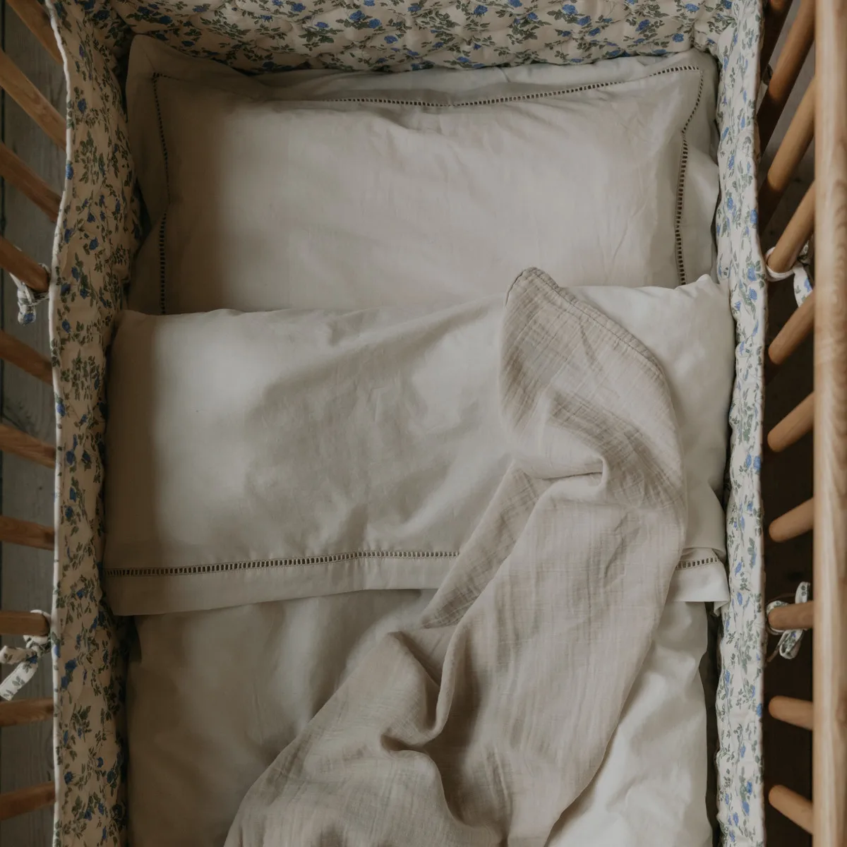 Fijn satijnen gewatteerd wiegdektje, 30x360 cm Garbo&Friends