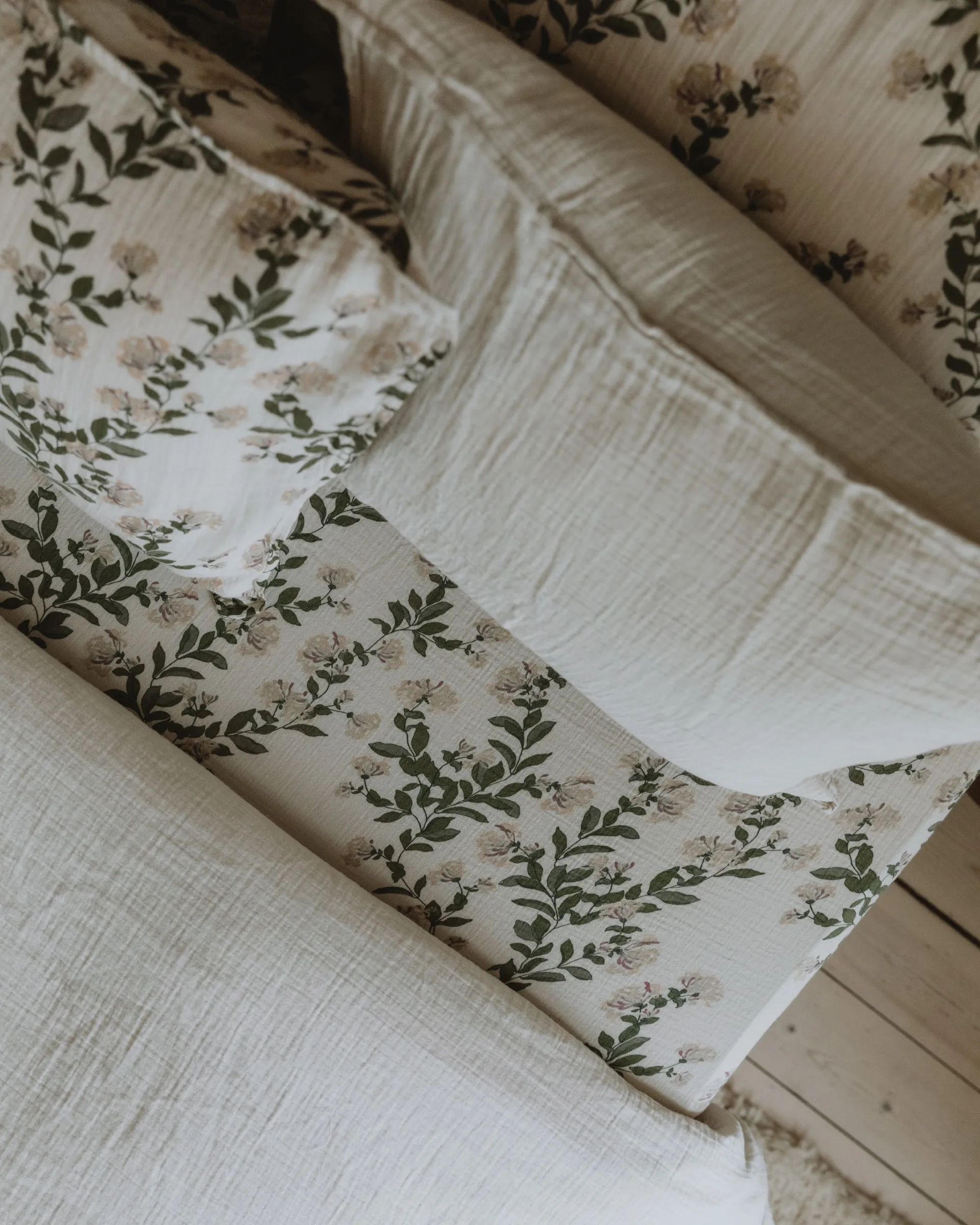 Honeysuckle Muslin hoeslaken, 90x200x30 cm Garbo&Friends