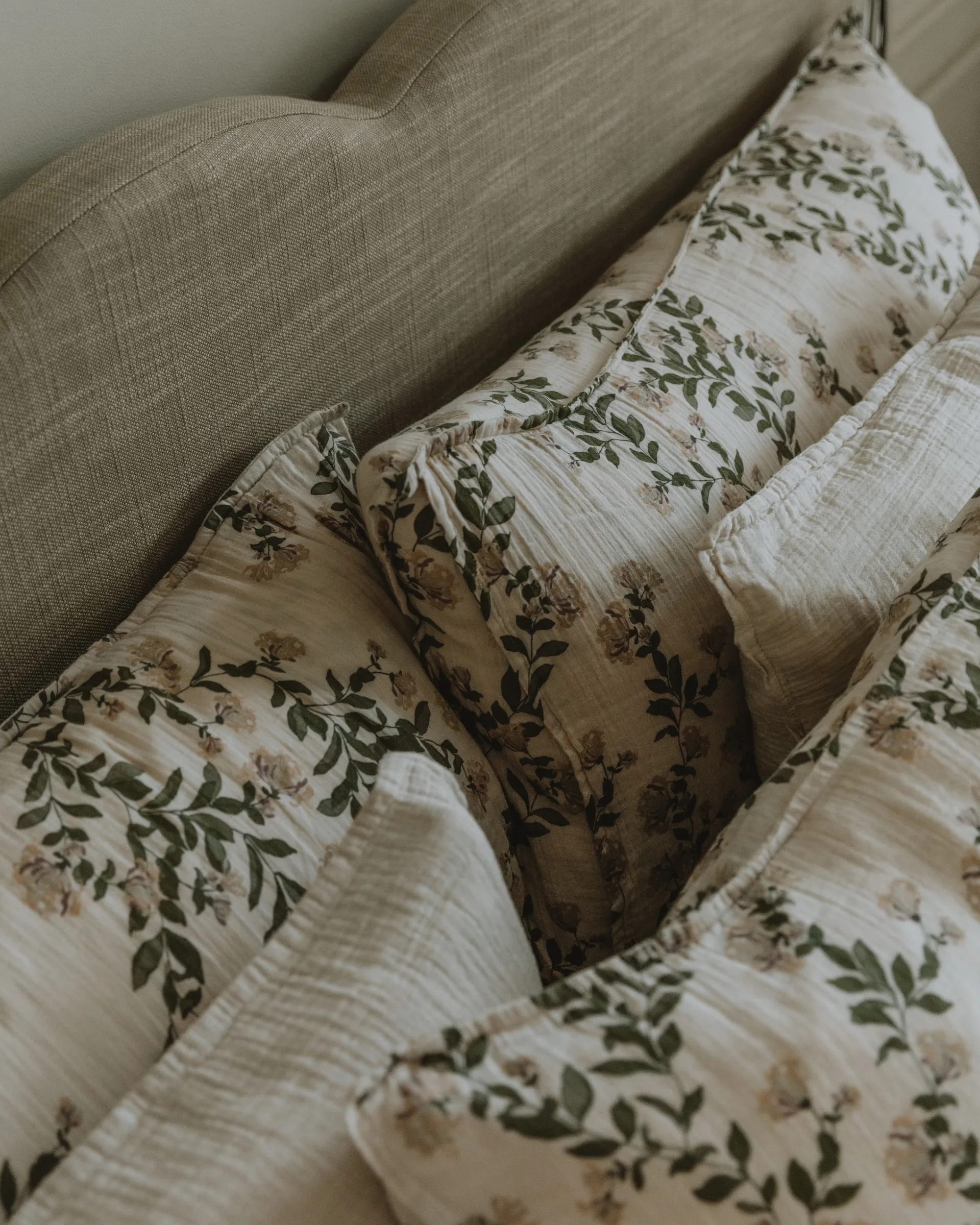 Honeysuckle Muslin kussensloop, 50x70 cm Garbo&Friends