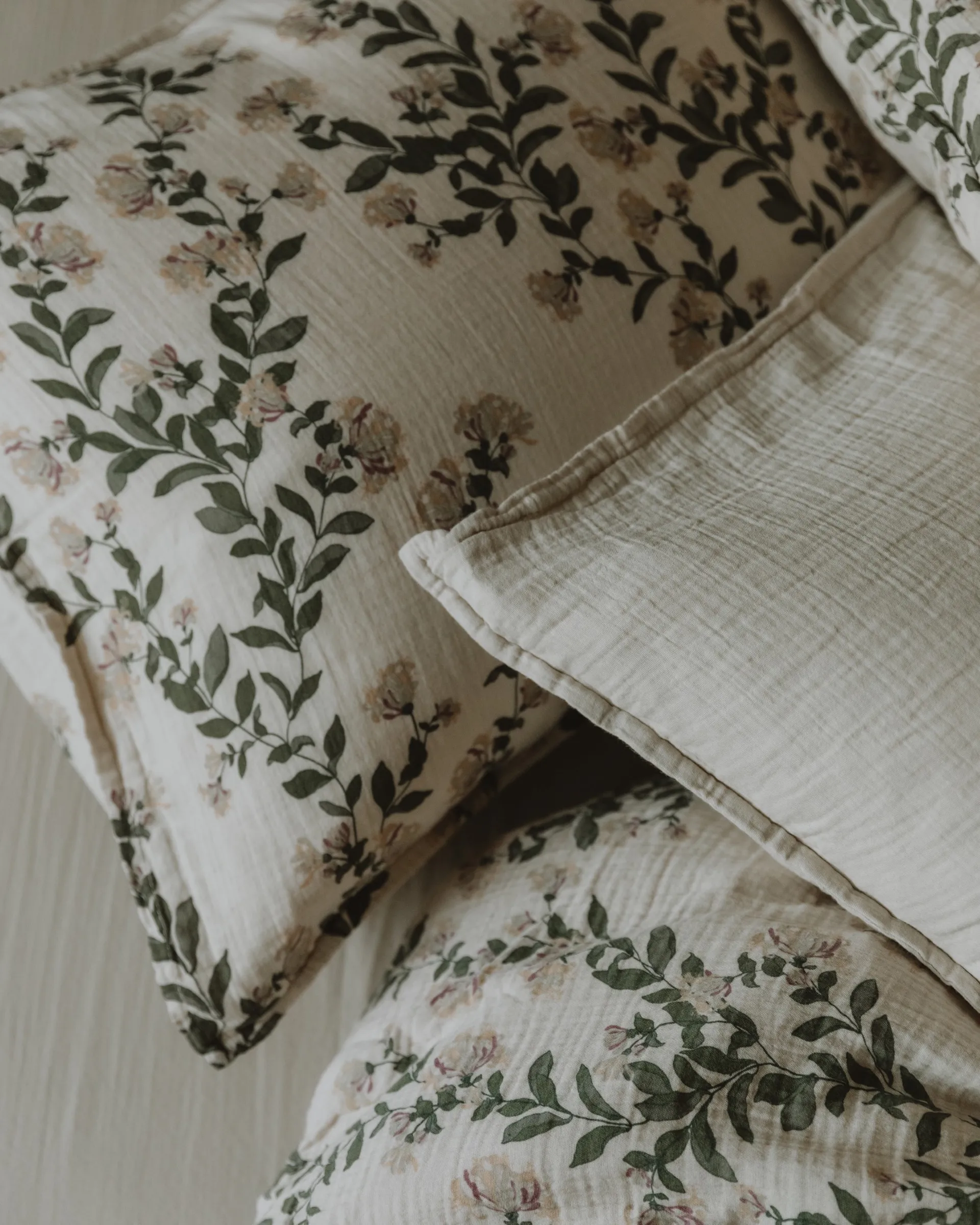 Honeysuckle Muslin kussensloop, 50x70 cm Garbo&Friends