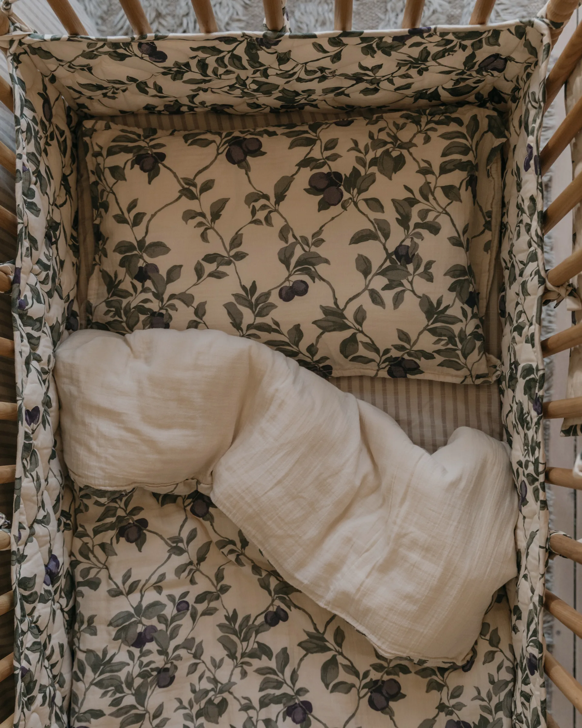 Plum satijnen gewatteerde ledikantbeschermer, 30x360 cm Garbo&Friends