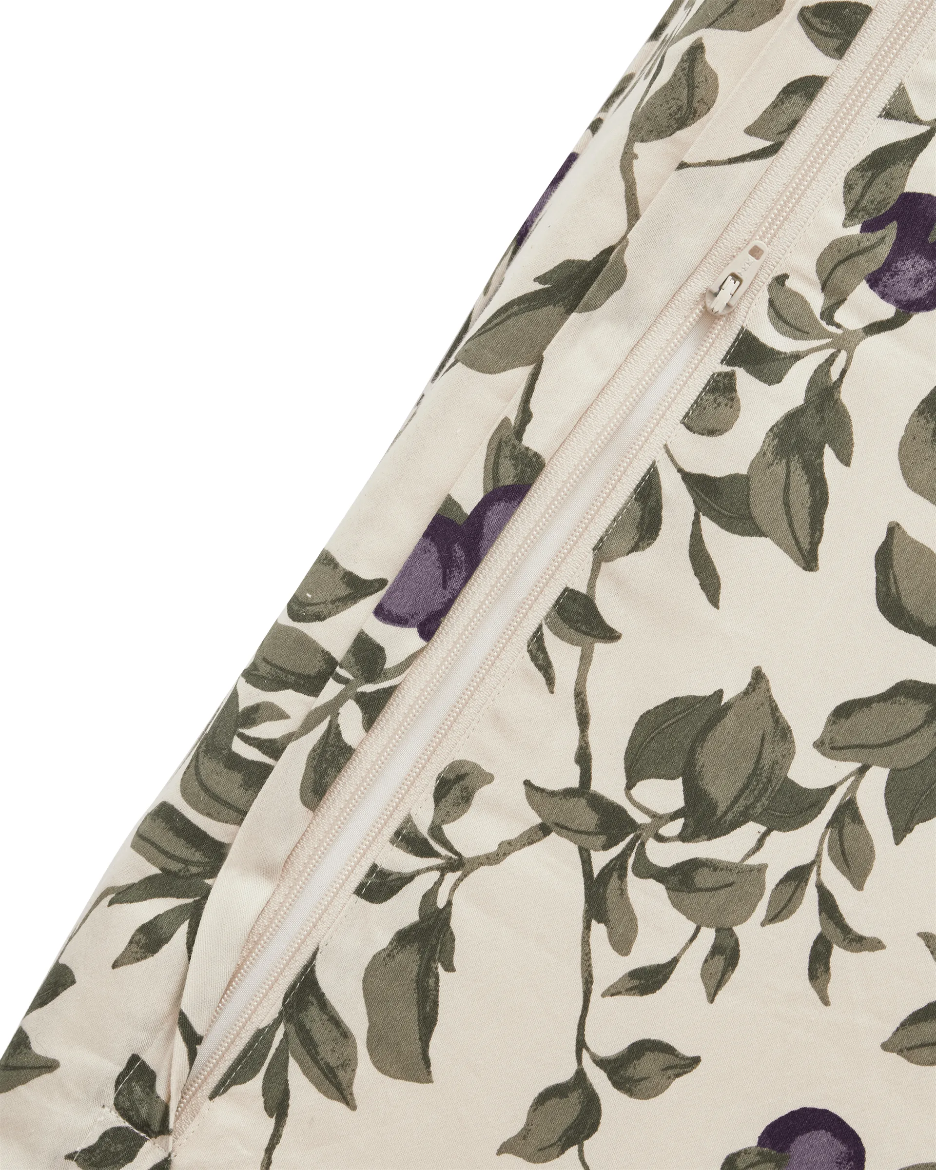 Plum satin verschoningskussen, 50x65x9 cm Garbo&Friends