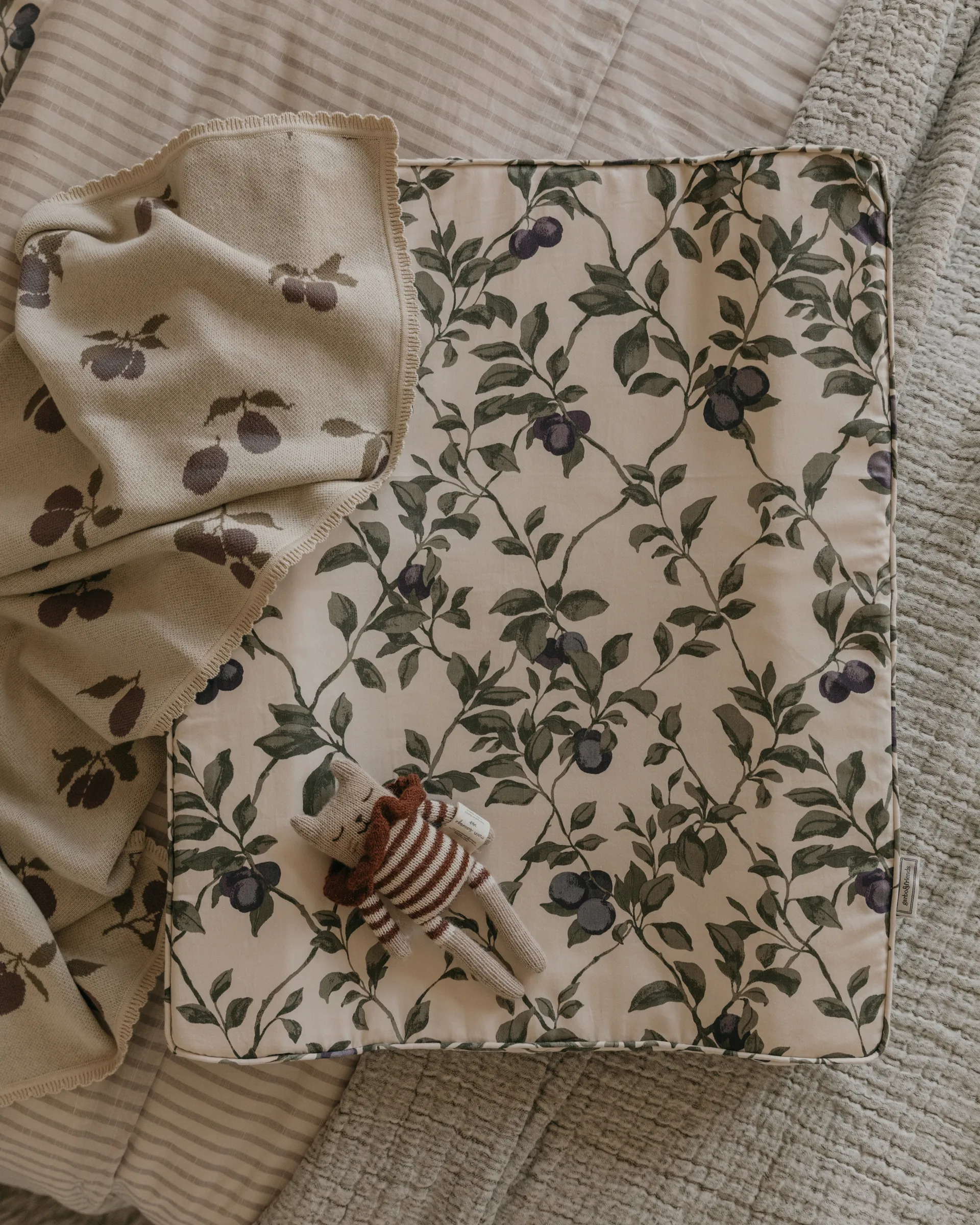 Plum satin verschoningskussen, 50x65x9 cm Garbo&Friends