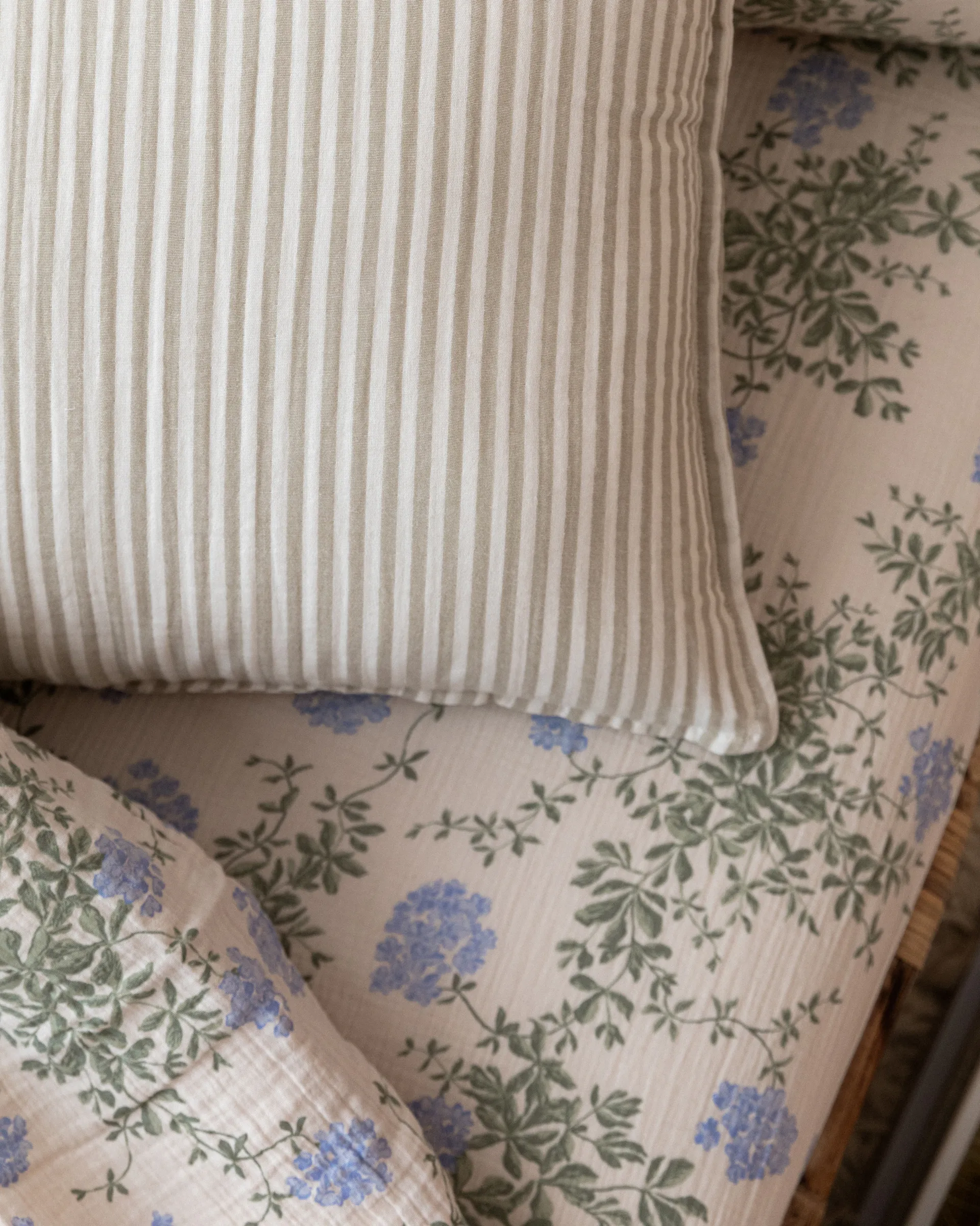 Plumbago Muslin hoeslaken, 60x120x20 cm Garbo&Friends