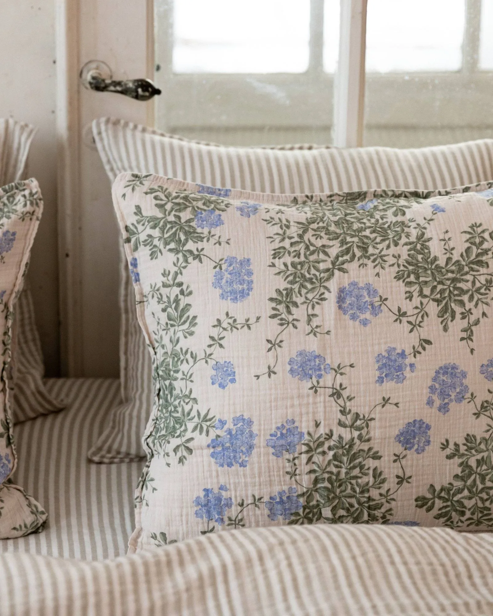 Plumbago Muslin kussensloop, 80x80 cm Garbo&Friends