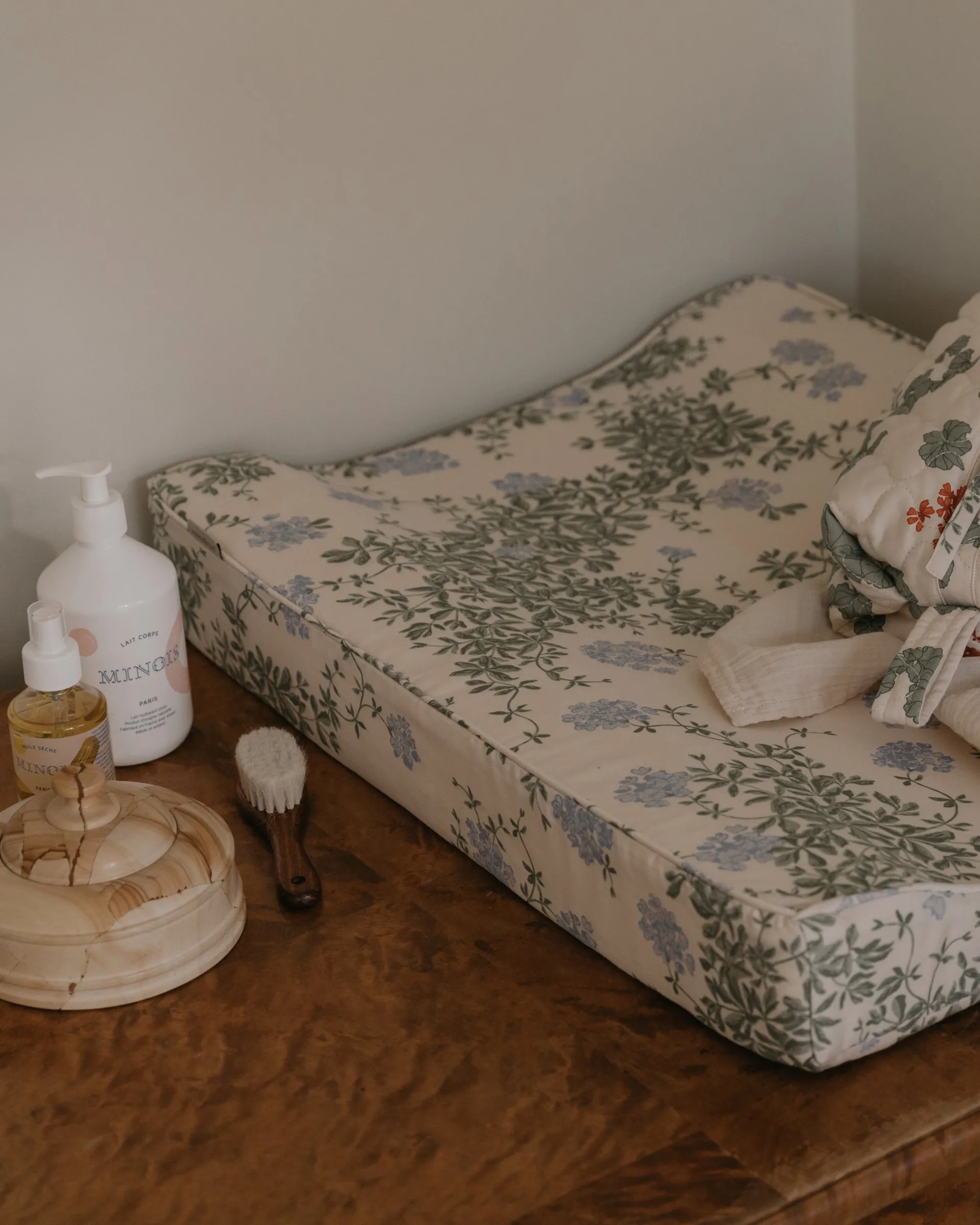 Plumbago satijnen gewatteerd verschoningskussen, 50x65x9 cm Garbo&Friends