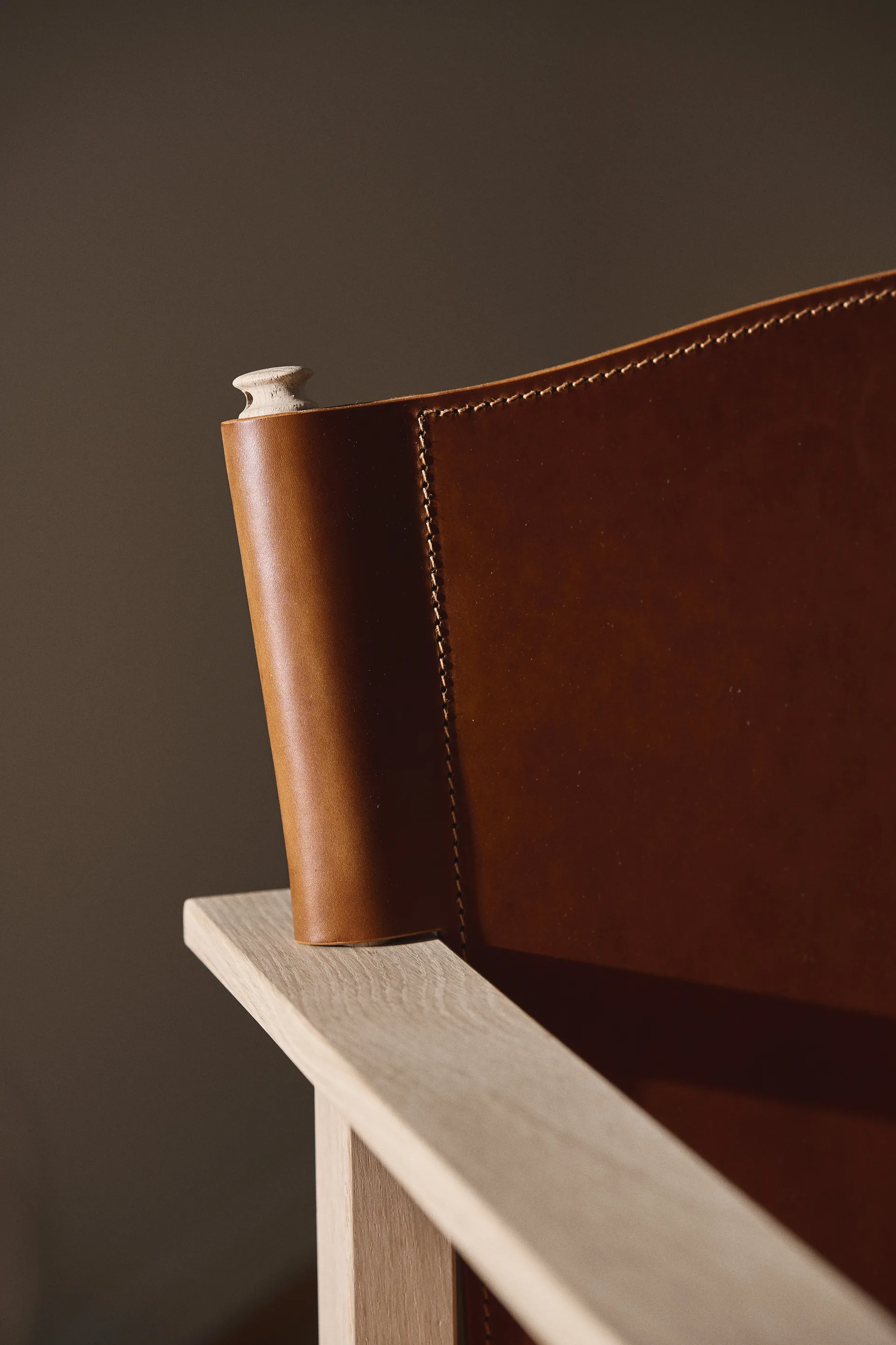 Ferdinand fauteuil, Eiken-onbehandeld-Tärnsjö leer cognac Gärsnäs