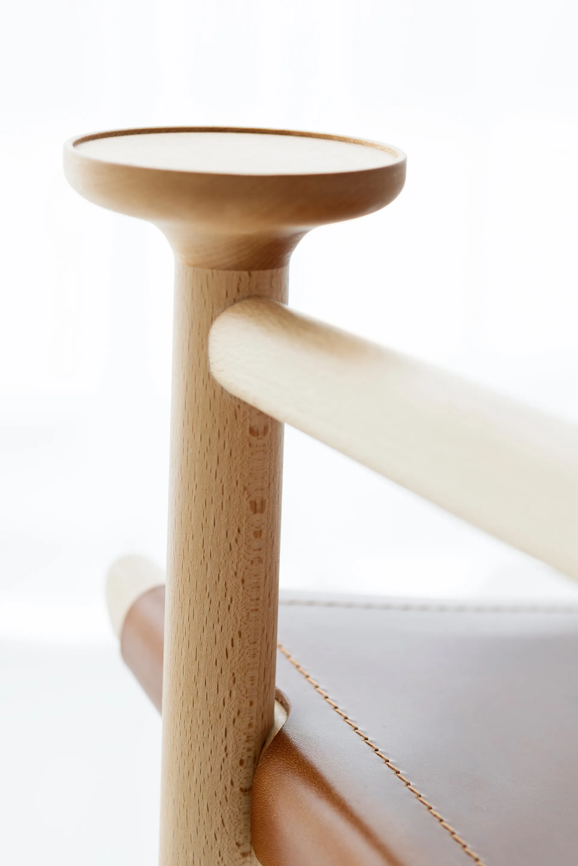 Hedwig fauteuil, Beuk-white-Tärnsjö leer cognac Gärsnäs