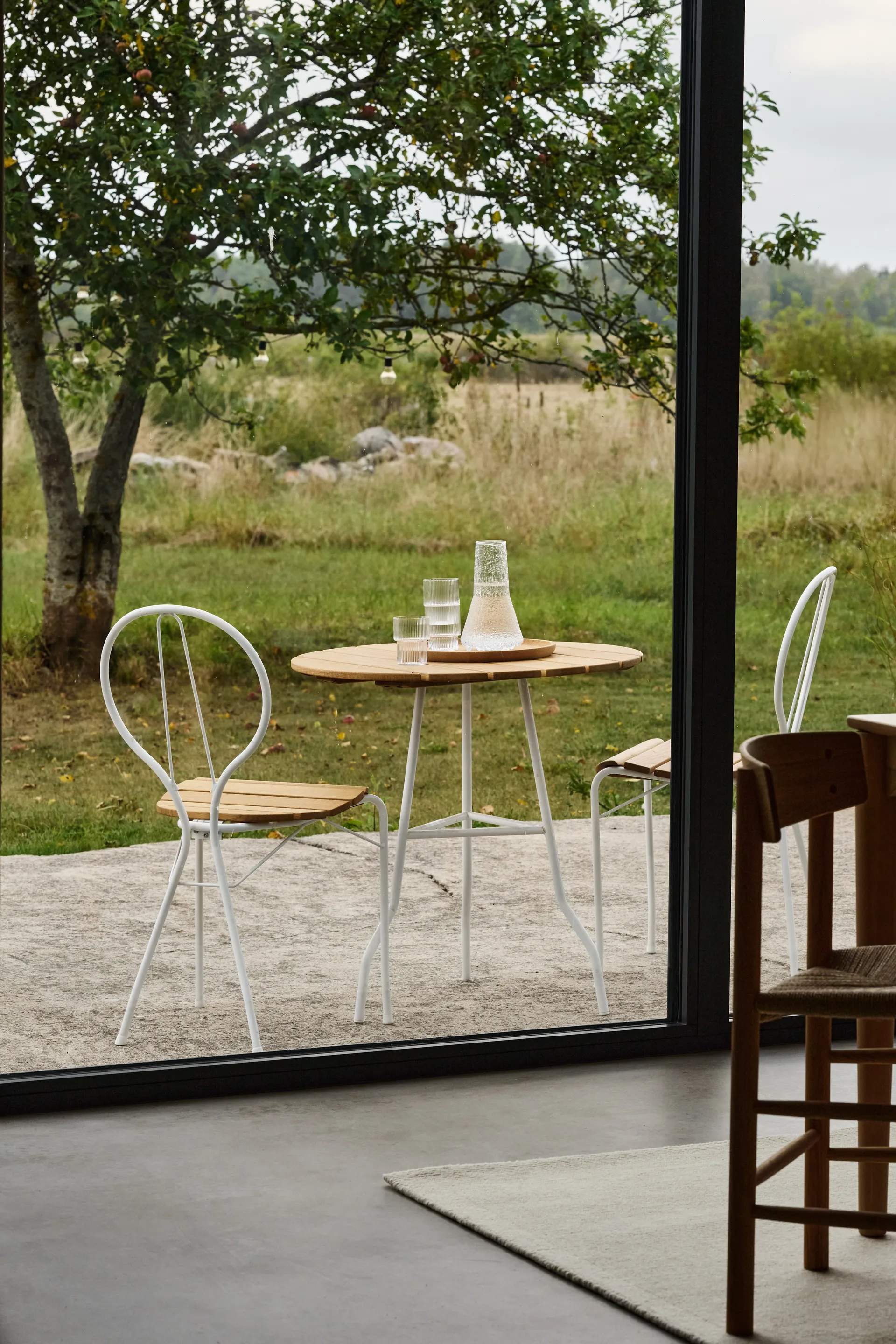 Pia tafel Ø70 cm, Wit gelakt stalen frame - geolied eiken Gärsnäs