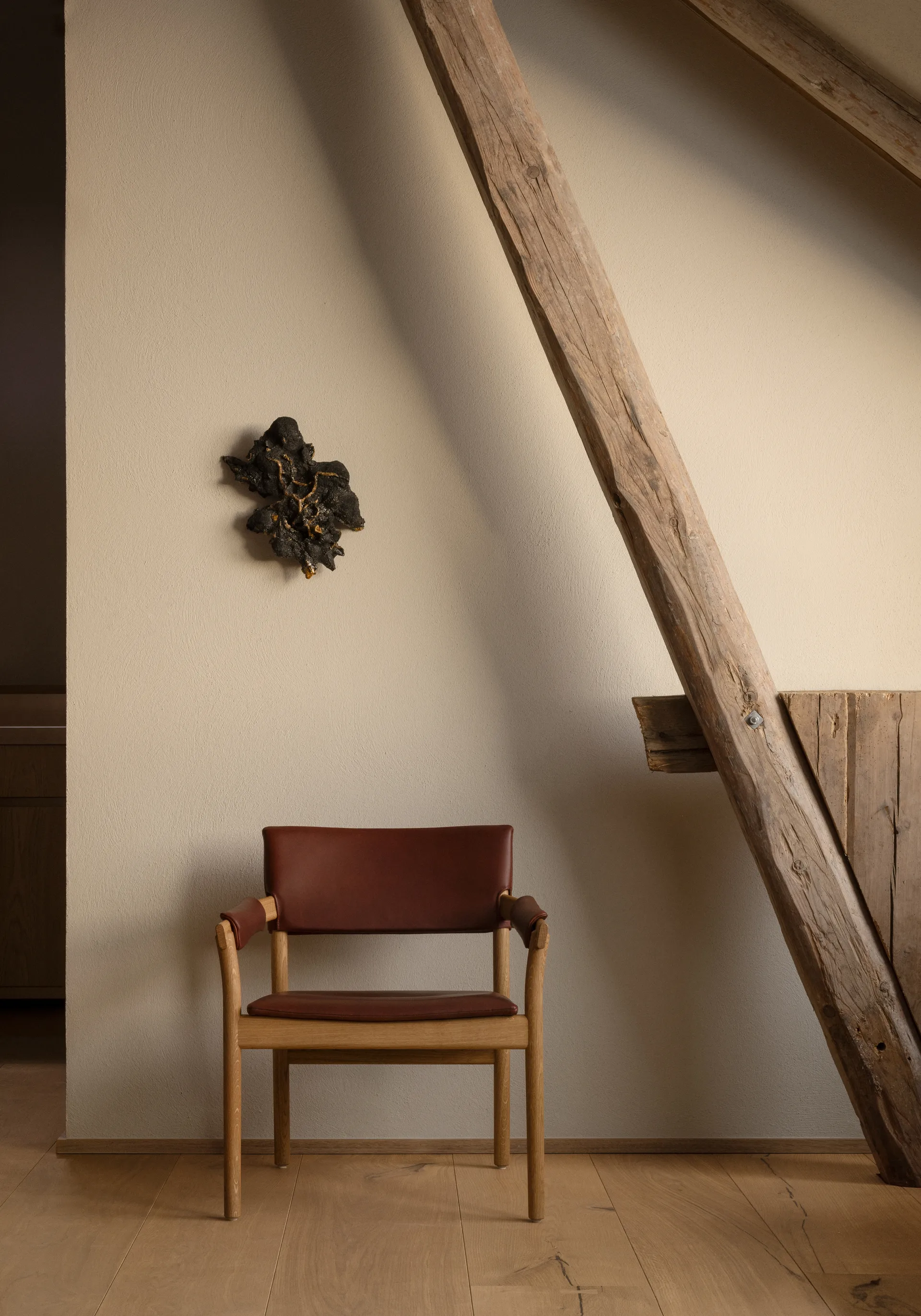 Vyn armstoel met gestoffeerde rug, Monocoat natural-Elmosoft 43283 Gärsnäs