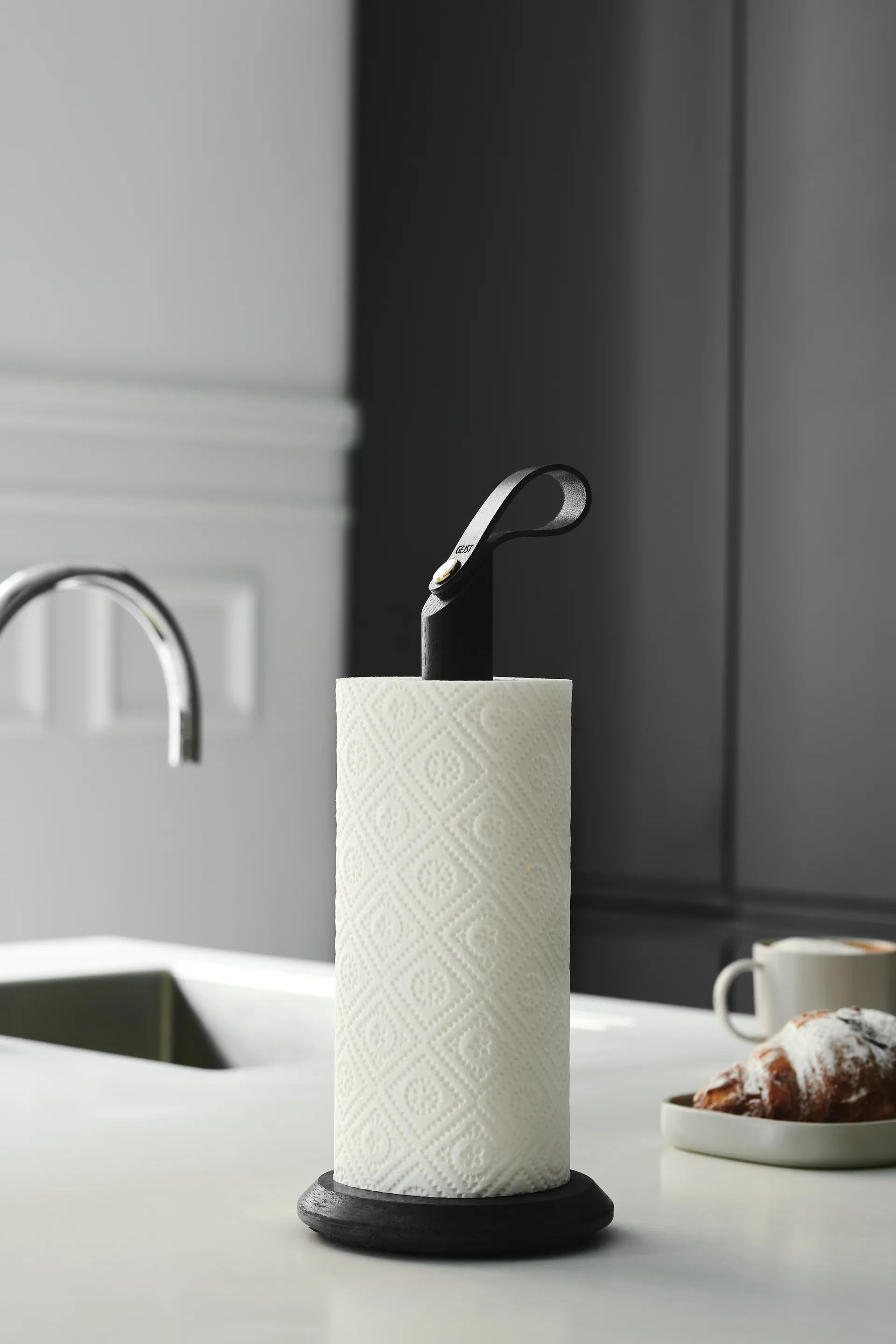 Grab keukenrolhouder, Zwartgebeitst eikenhout Gejst