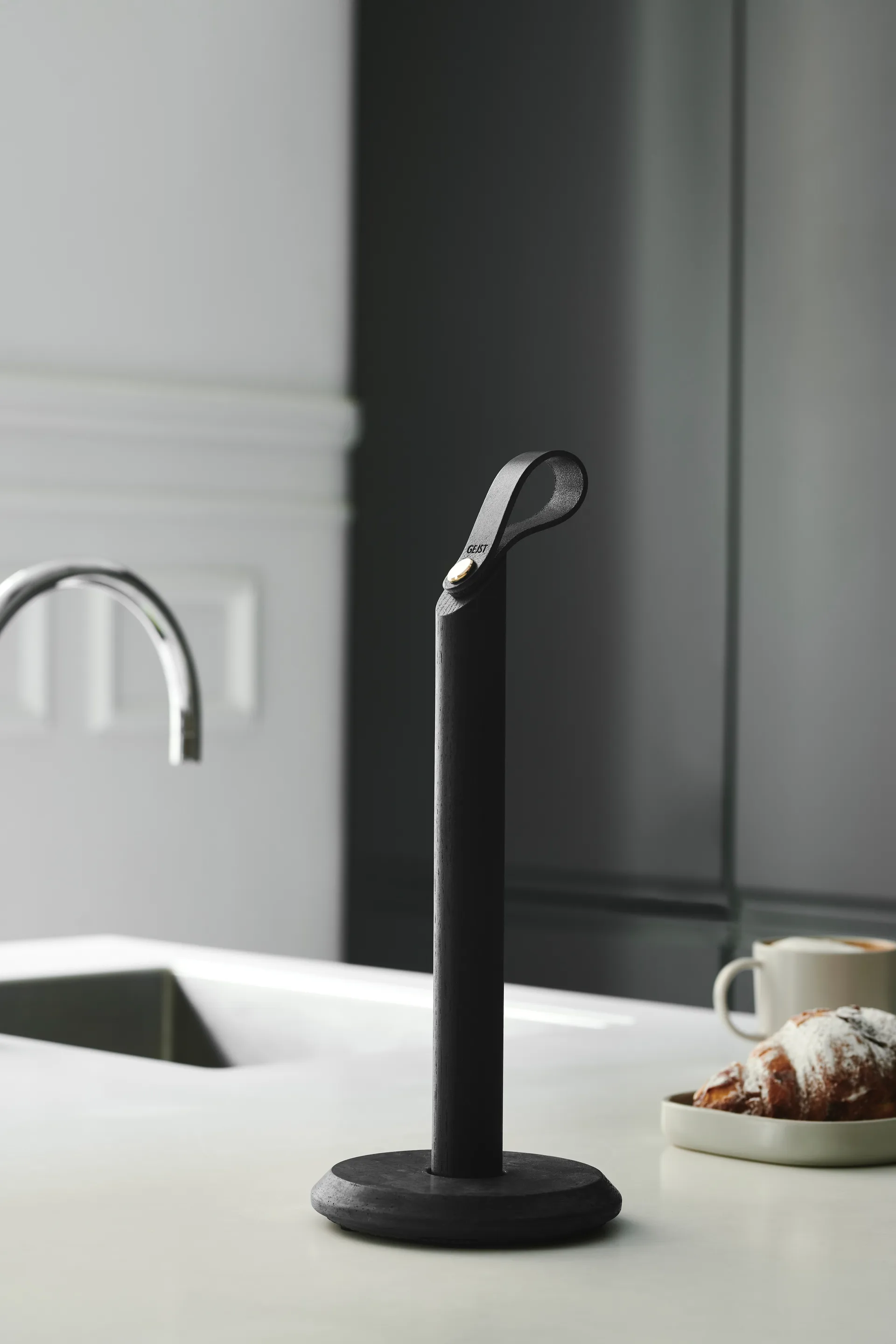 Grab keukenrolhouder, Zwartgebeitst eikenhout Gejst