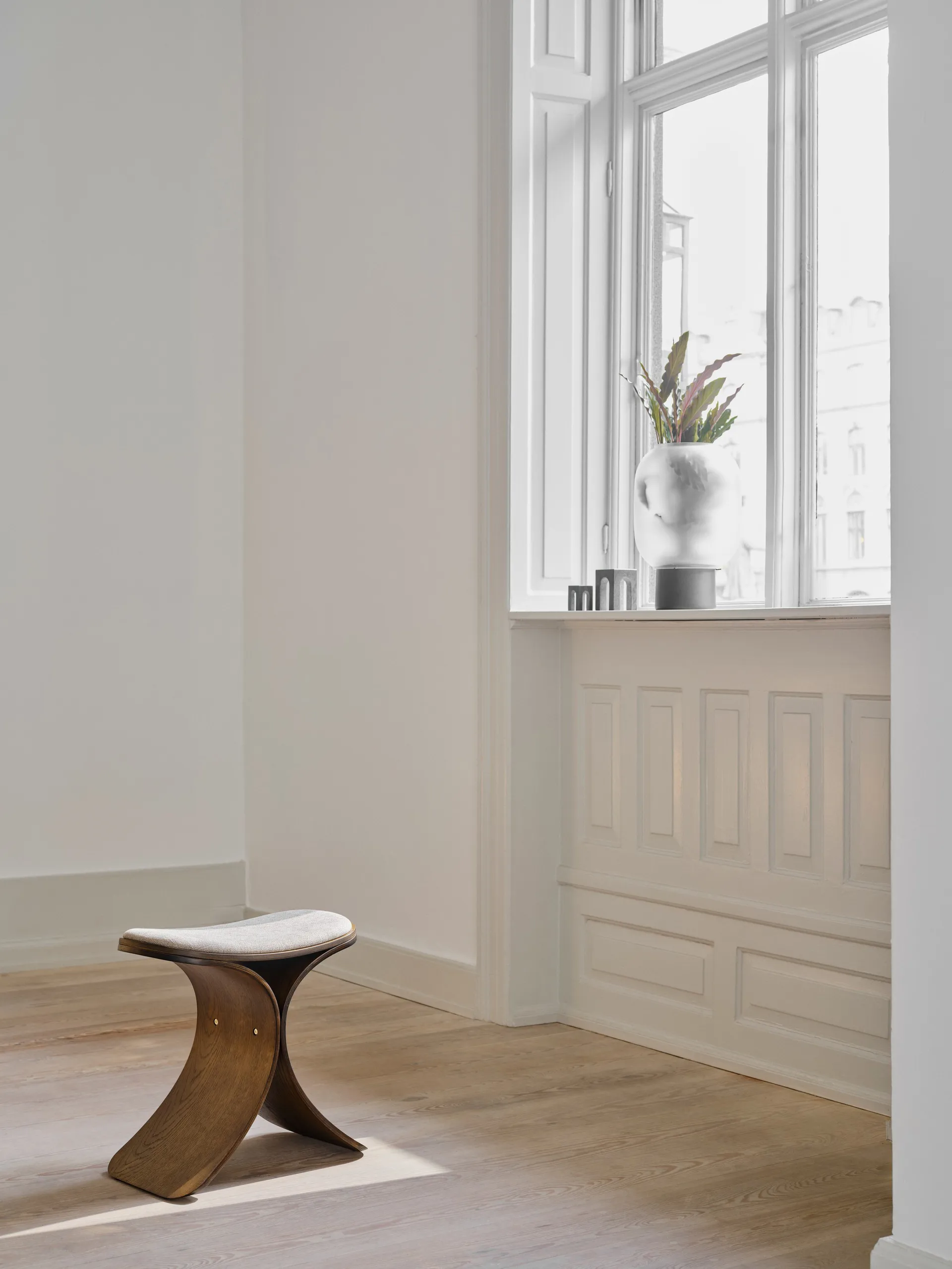 Luno kruk 48x28x72 cm, Donker eik-donker beige textiel Gejst